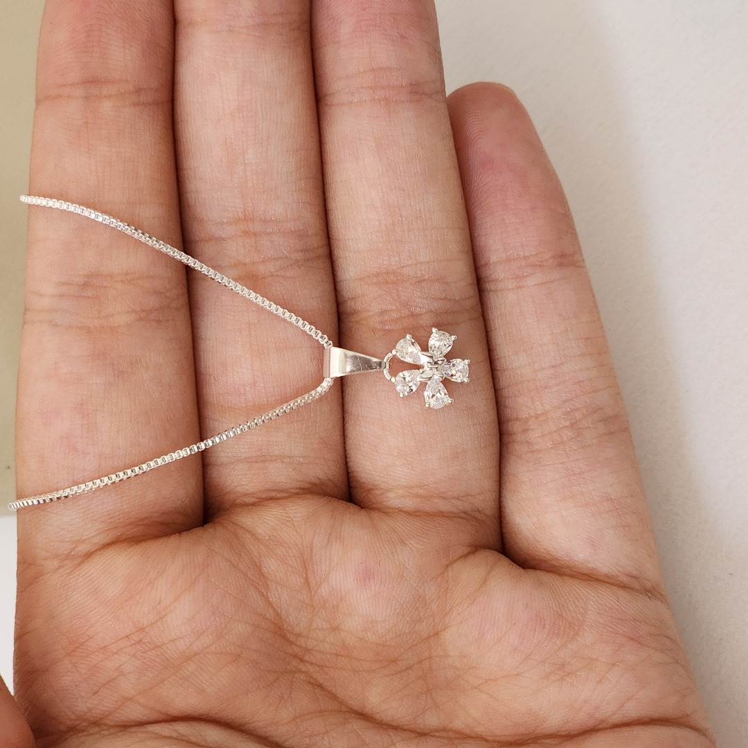 Colar Delicado Flor ircônia