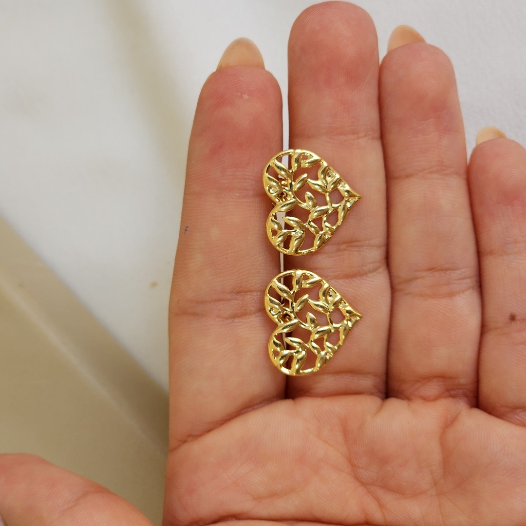 Brinco Liso Coração Detalhado