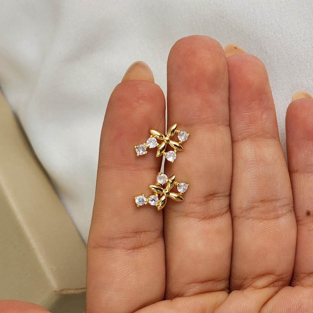 Brinco Delicado Flor Zircônia