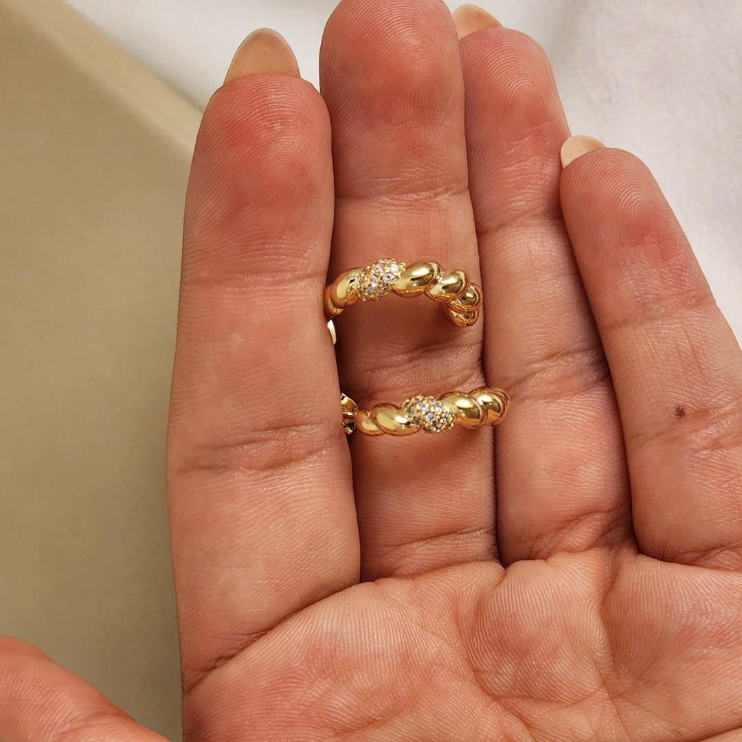 Brinco Meia Argola Liso e Zircônia