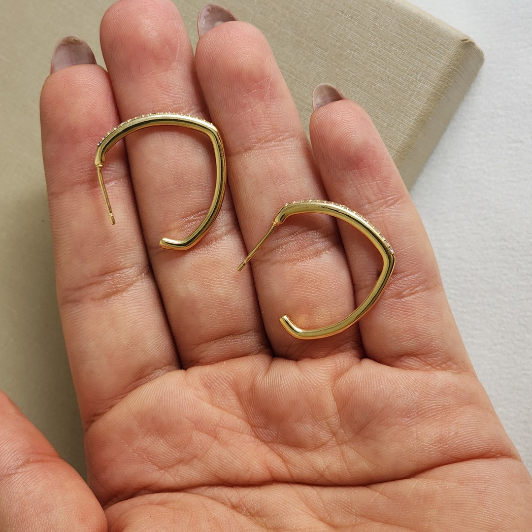 Brinco Meia Argola Zircônia