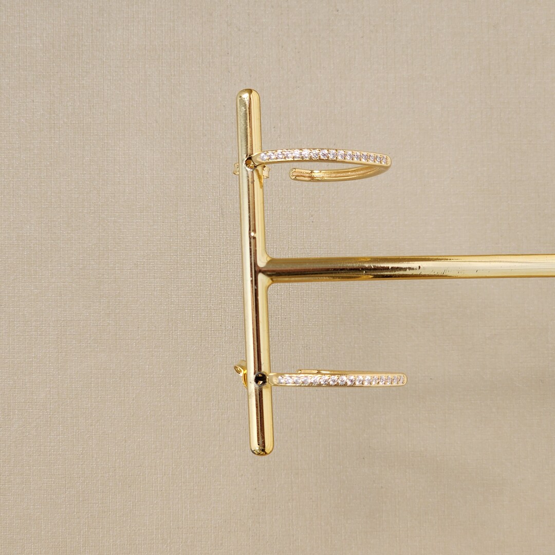 Brinco Meia Argola Zircônia