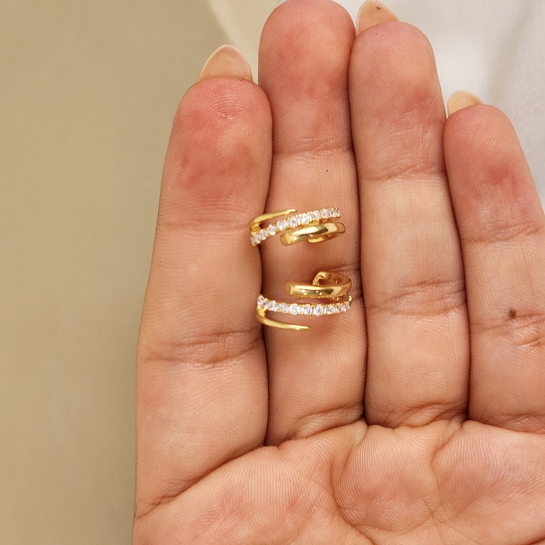 Brinco Meia Argola Zircônia