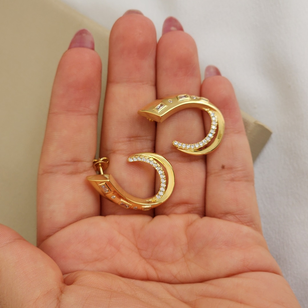 Brinco Geométrico Liso e Zircônia