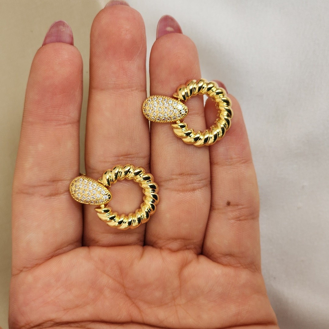 Brinco Vazado Liso e Zircônia