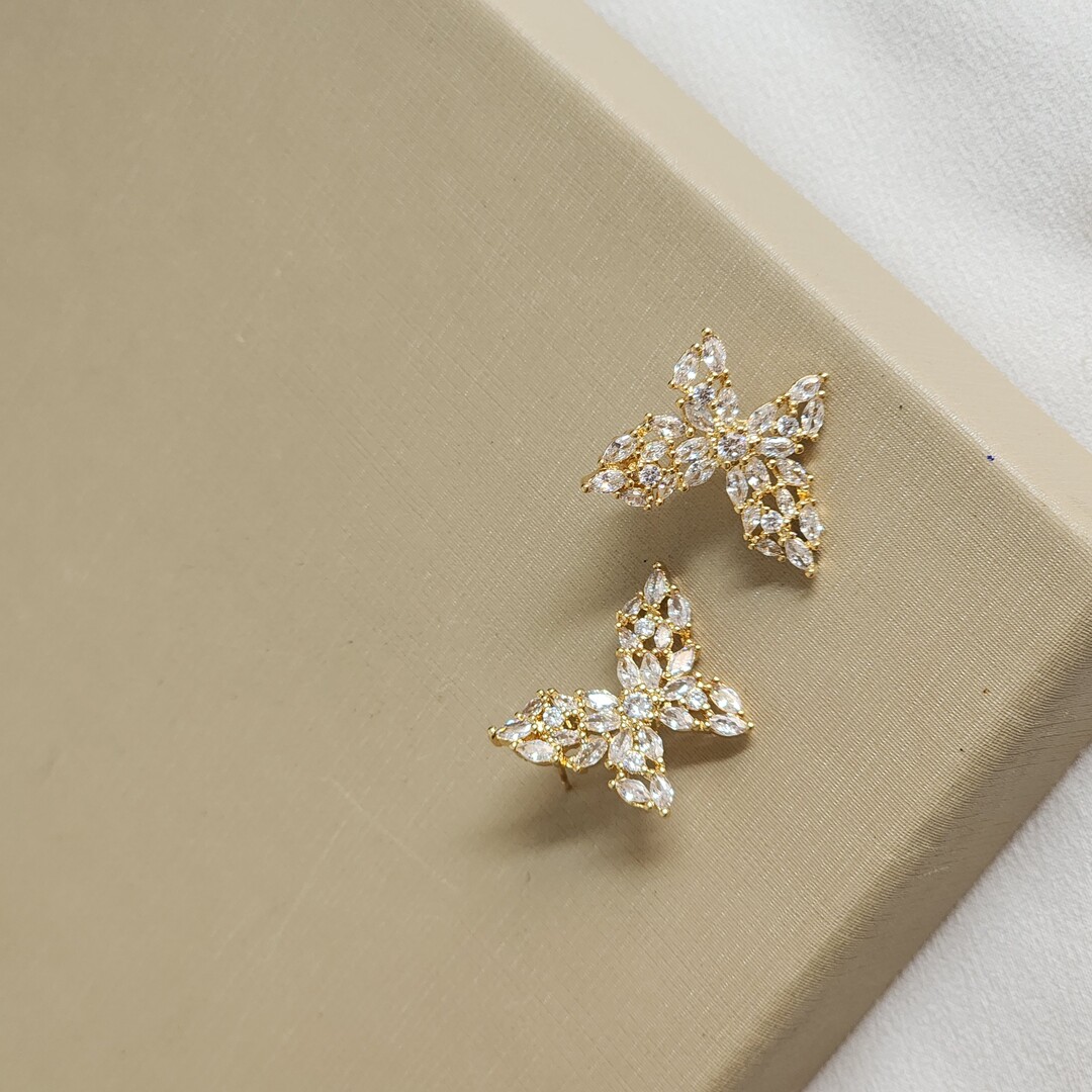 Brinco Elegante Borboleta Zircônia