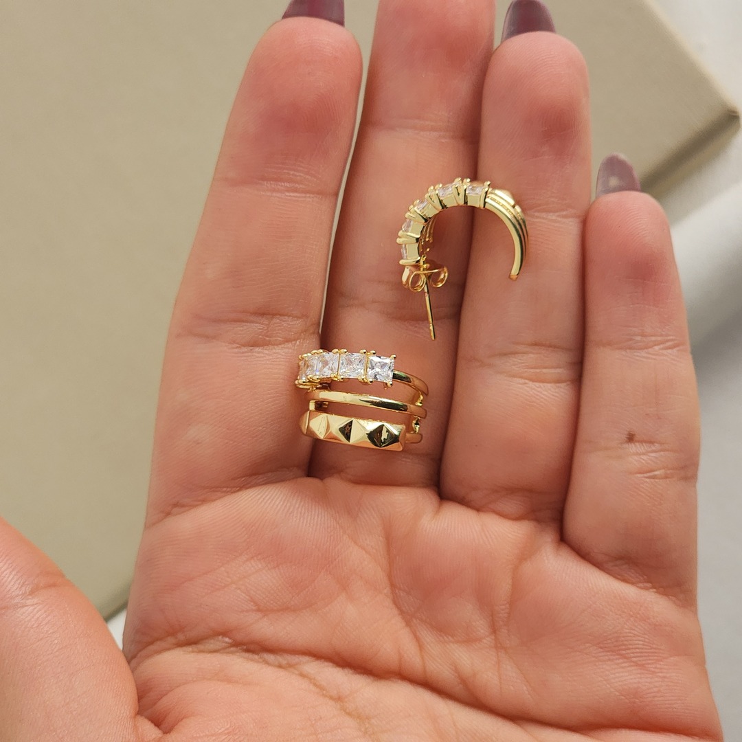 Brinco Meia Argola Zircônia