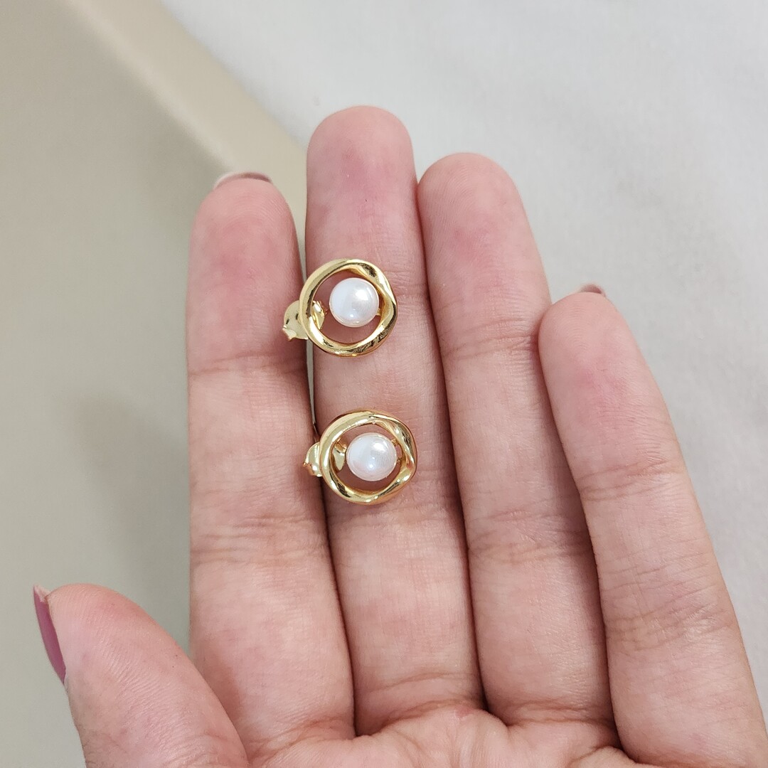 Brinco Vazado Liso e Perola