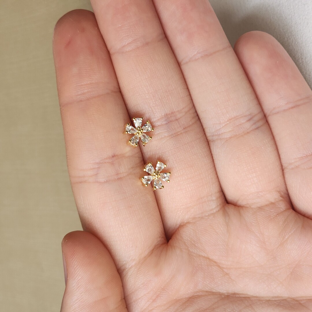 Brinco Delicado de Flor Zirconia
