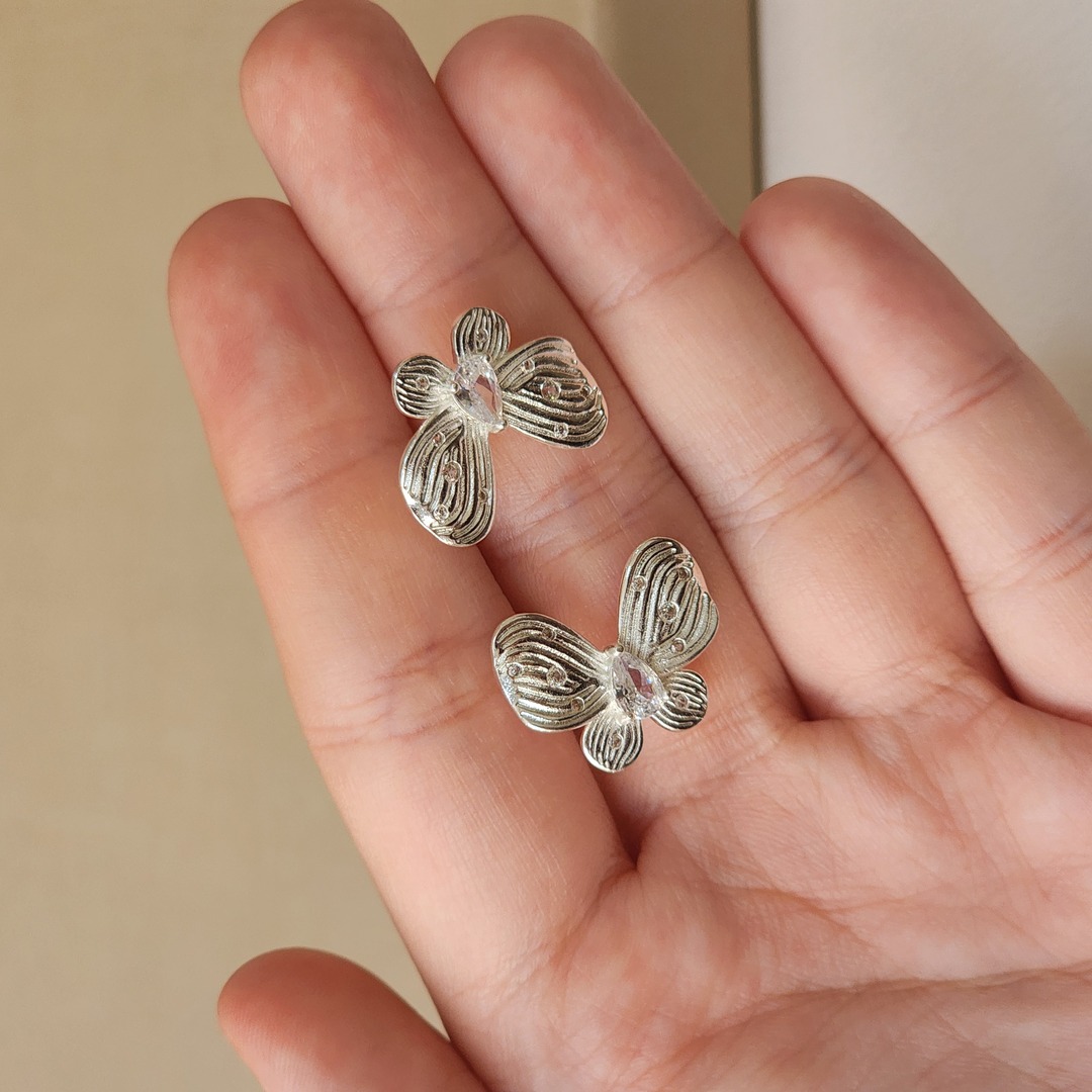 Borboleta com Pedra Zirconia