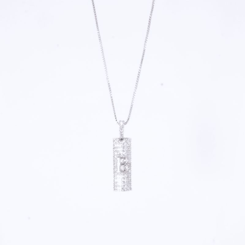 COLAR PLAQUINHA CRAVEJADA COM INICIAL LISA OURO BRANCO