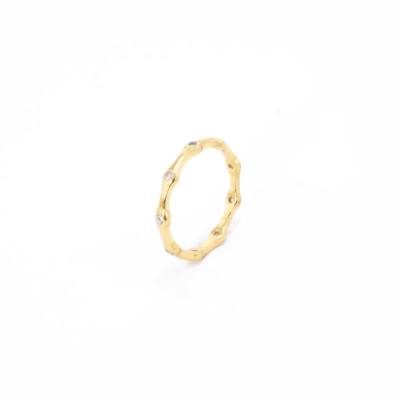 ANEL COM ZIRCONIAS NO ARO CRAVADAS