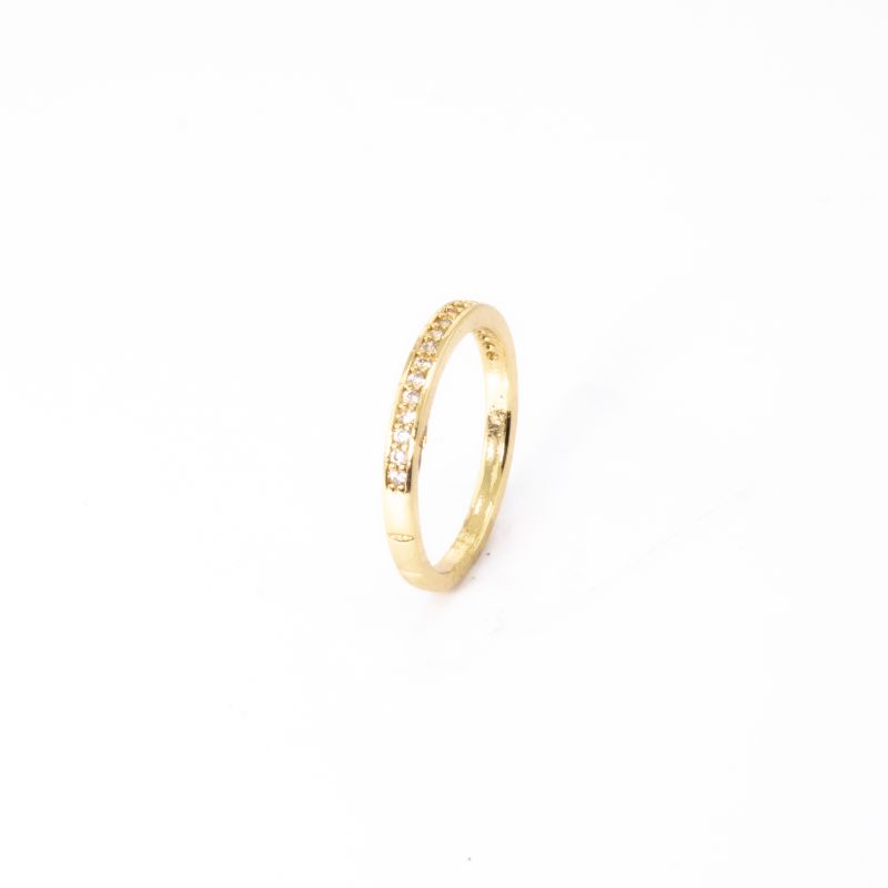 ANEL APARADOR CRAVEJADO COM ZIRCÓNIAS  E COM DETALHE NO ARO