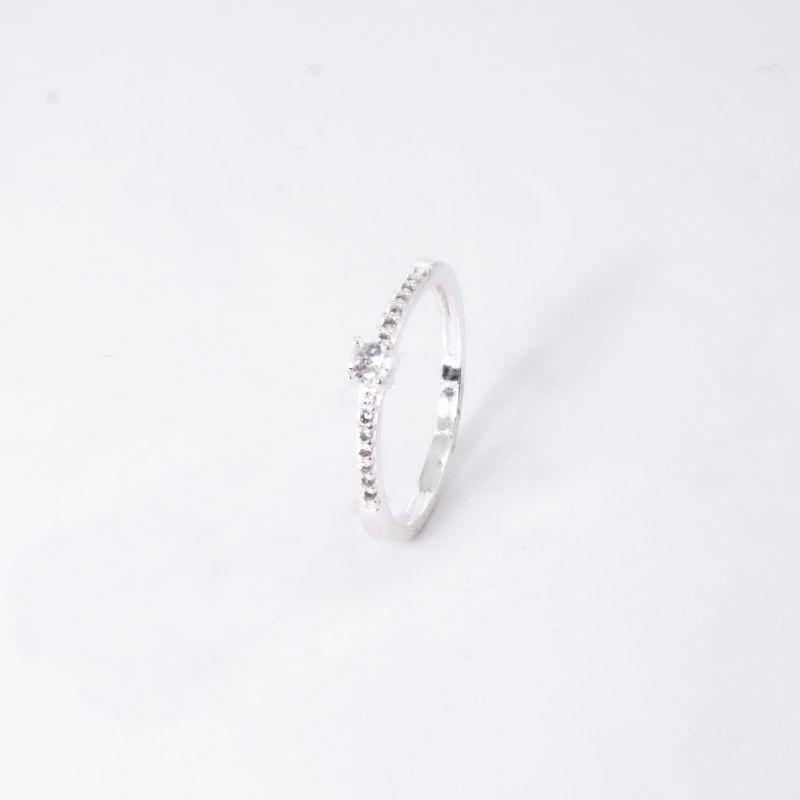 ANEL SOLITÁRIO CRAVEJADO NO ARO COM UMA ZIRCÔNIA CENTRAL DE 2,00MM PRATA 925