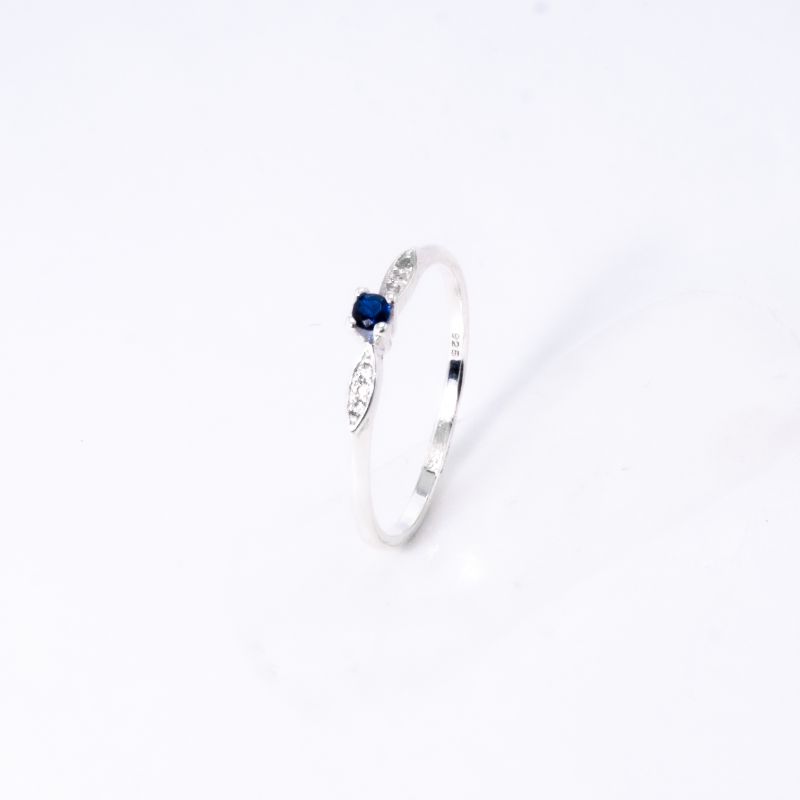 ANEL SOLITÁRIO COM PEDRA AZUL CRAVEJADO PRATA 925