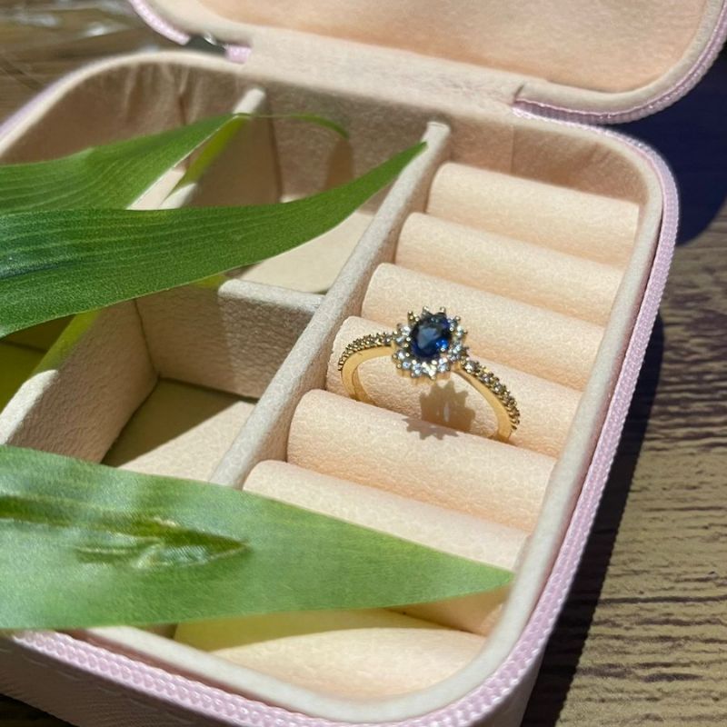 ANEL COM PEDRA CENTRAL REDONDA AZUL COM ARO CRAVEJADO DE MICROZIRCONIAS