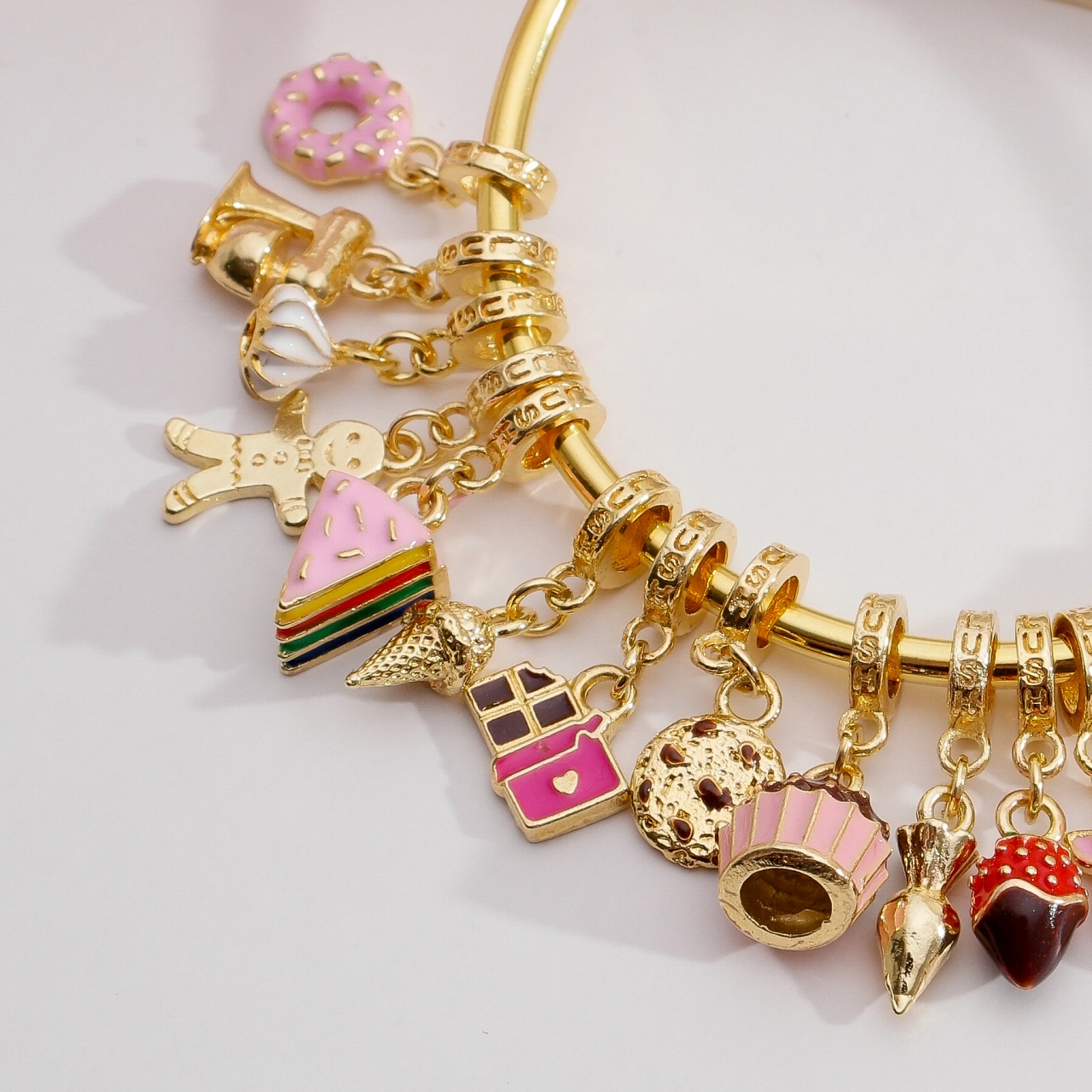 Berloque Morango com Chocolate Plush Ouro