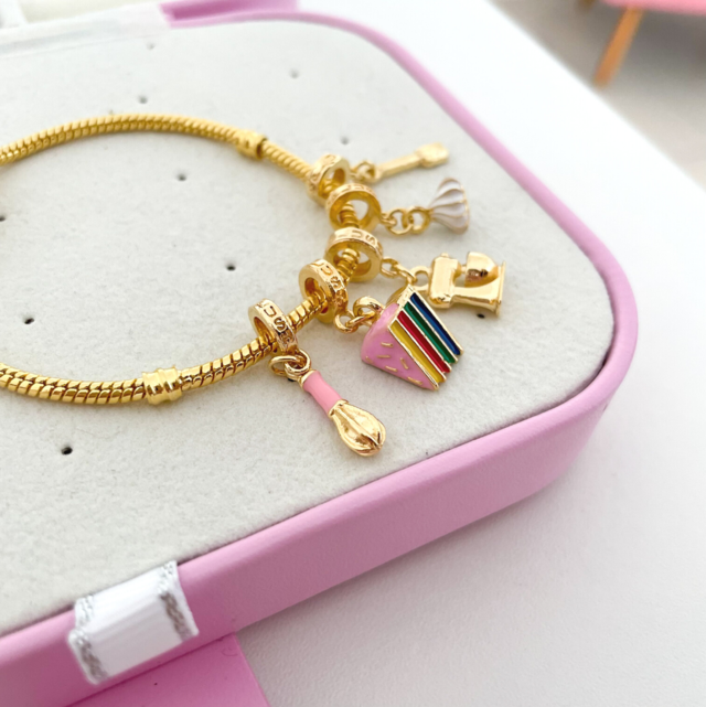 Berloque Bolo Arco-íris Dourado Plush