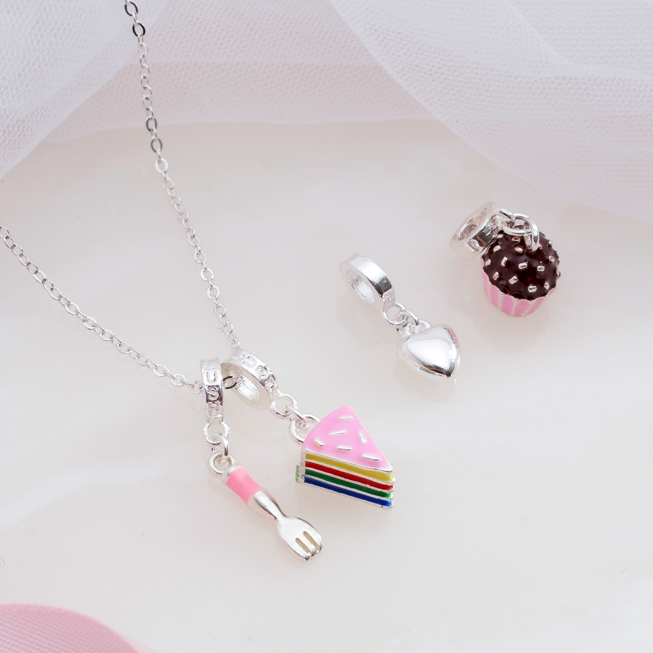 Berloque Bolo Arco-íris Prata Plush