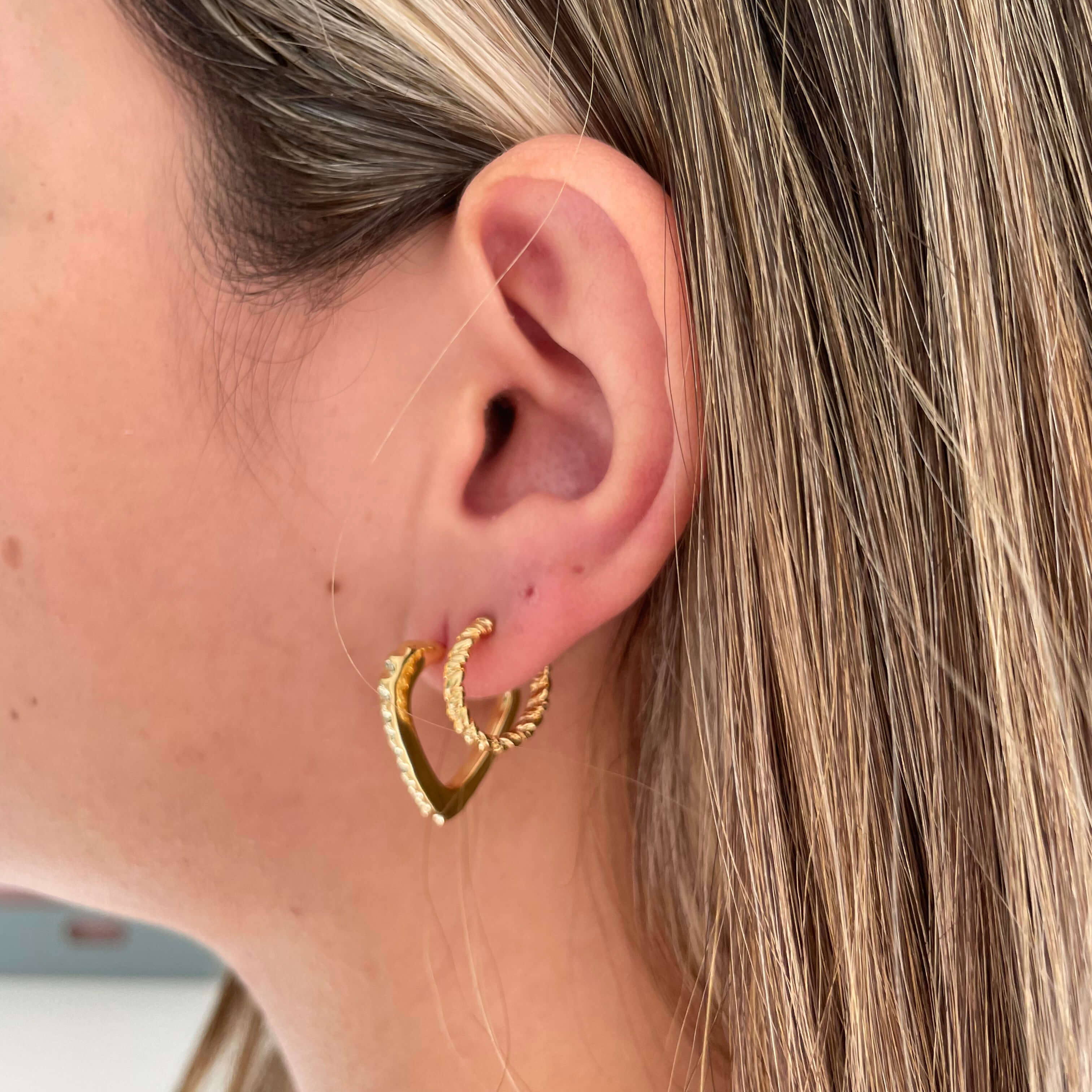 Brinco Argola V Zirconias Ouro