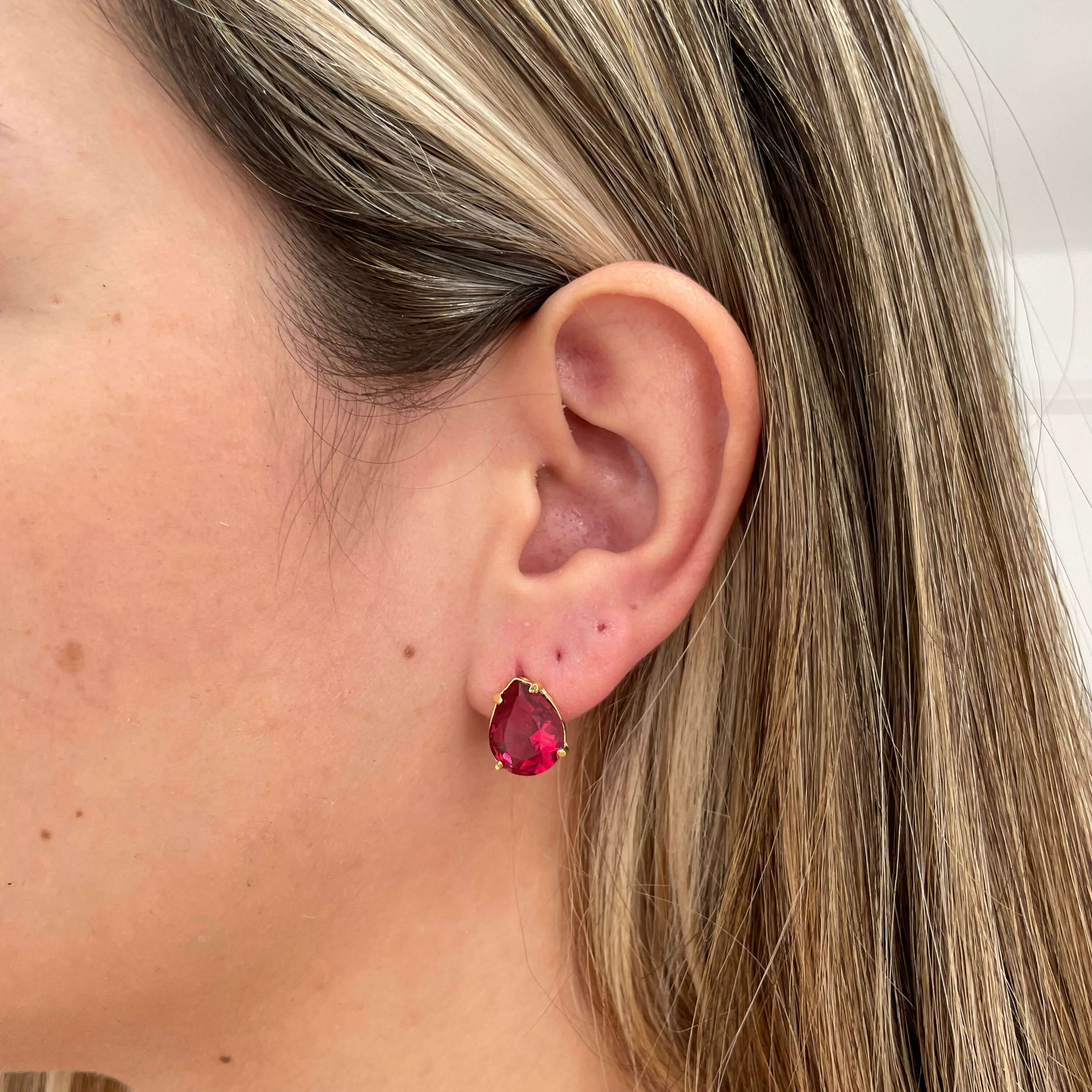 Brinco Gota Vinho Ouro