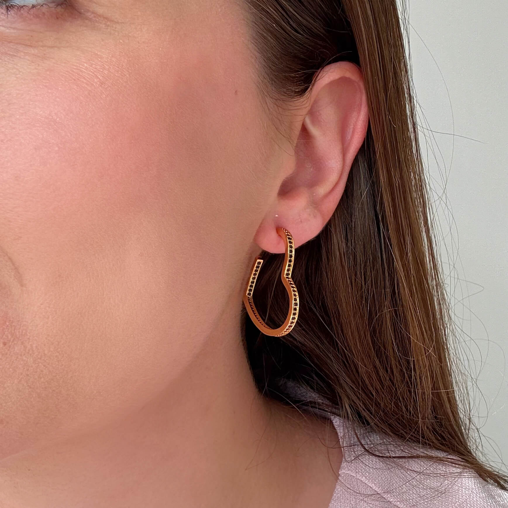 Brinco Argola Coração Zirconias Negras Ouro