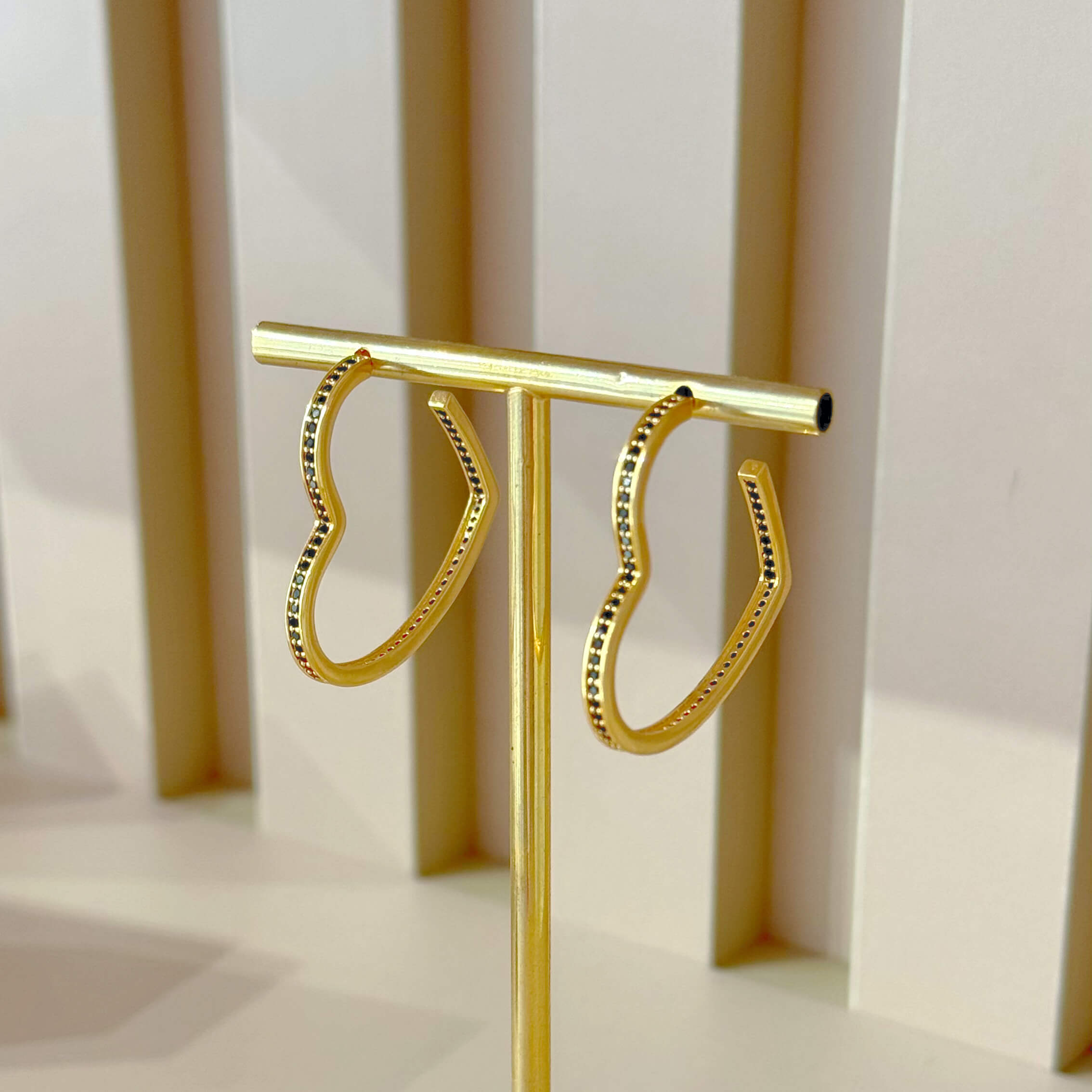 Brinco Argola Coração Zirconias Negras Ouro