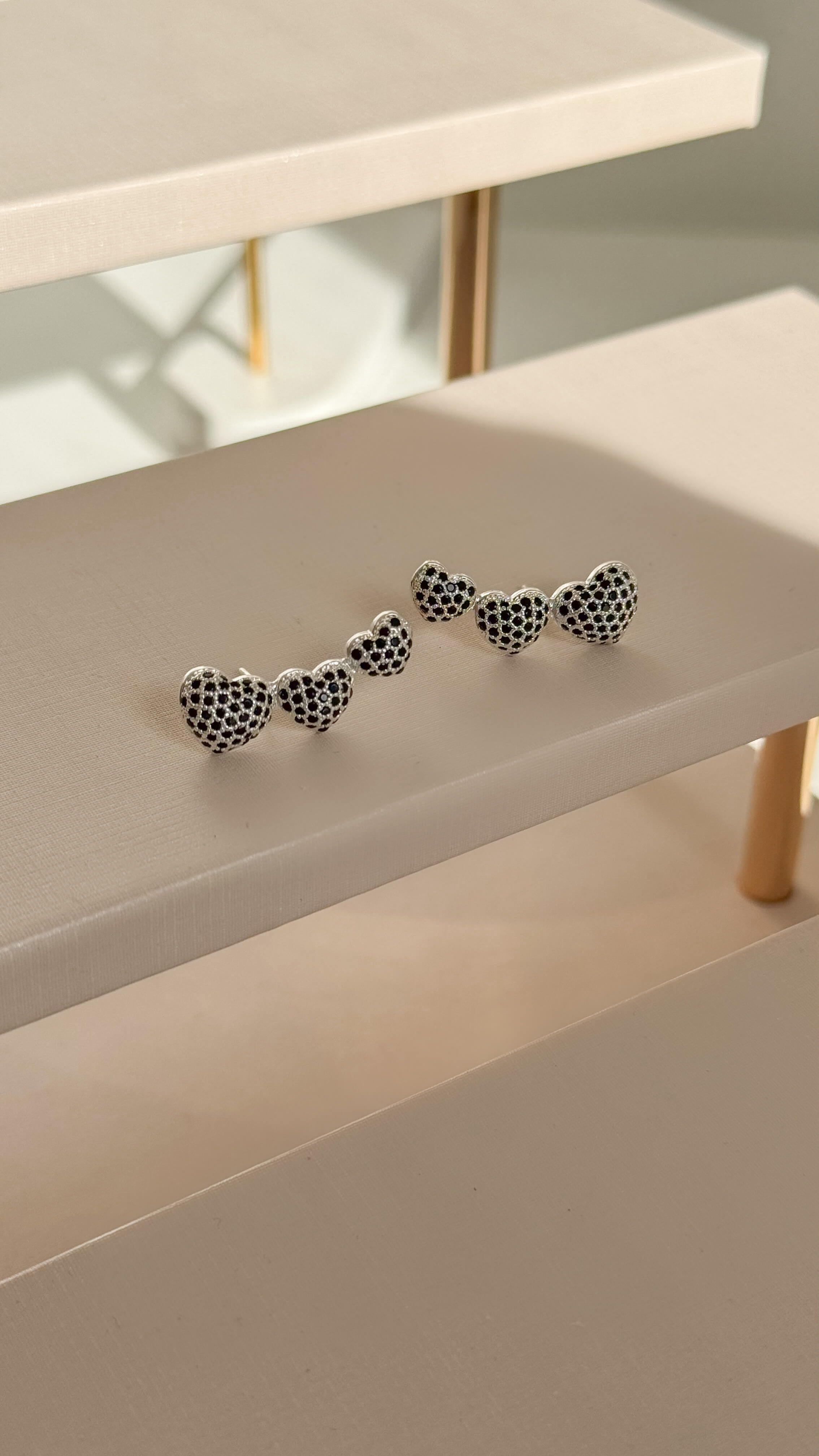 Brinco Earcuff 3 Corações Zirconias Negras Prata