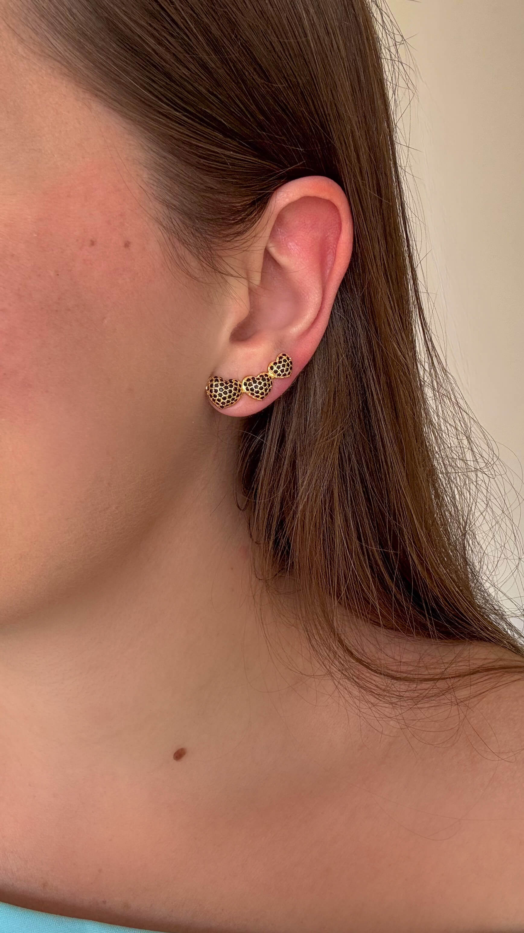 Brinco Earcuff 3 Corações Zirconias Negras Ouro
