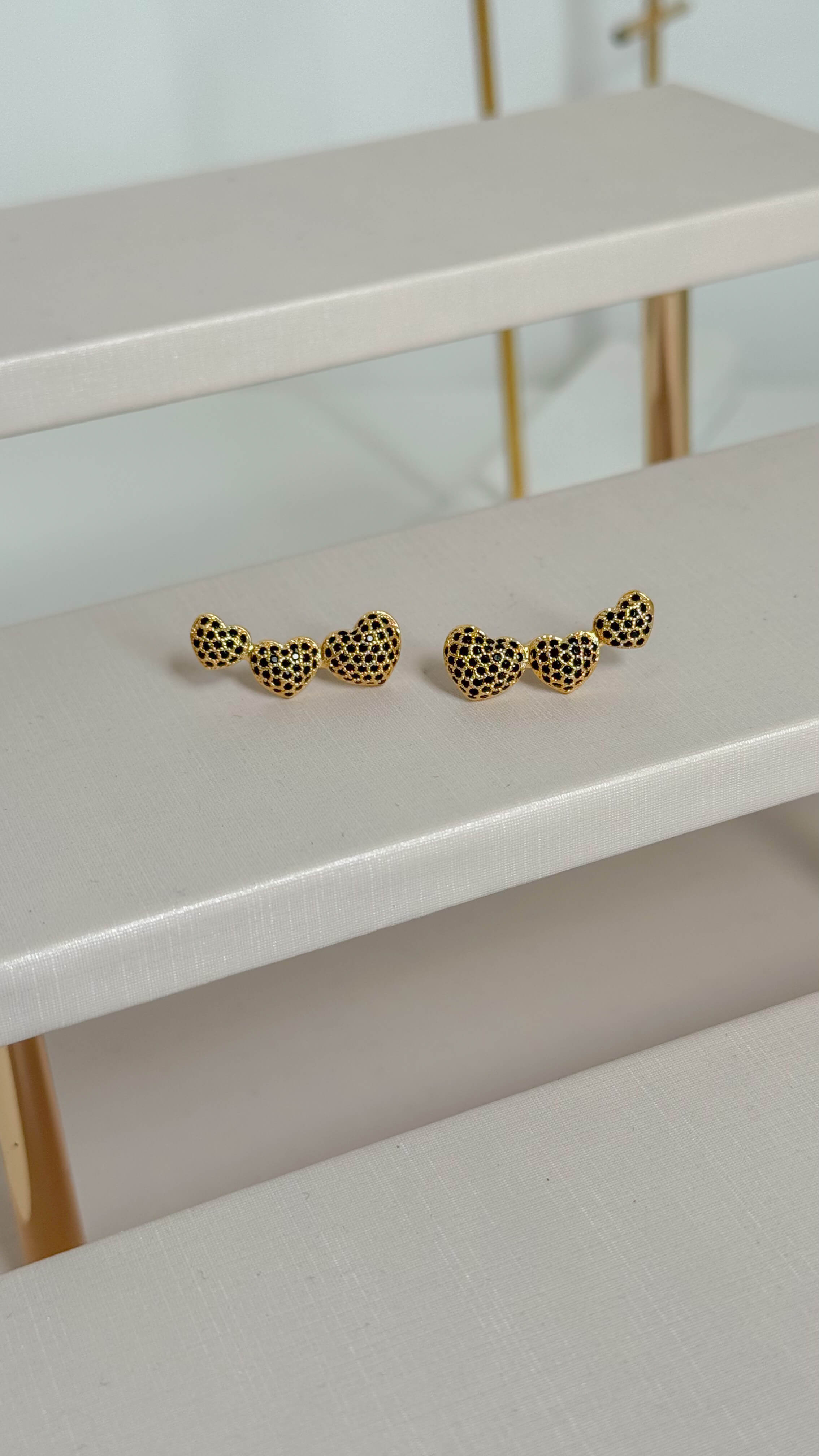 Brinco Earcuff 3 Corações Zirconias Negras Ouro