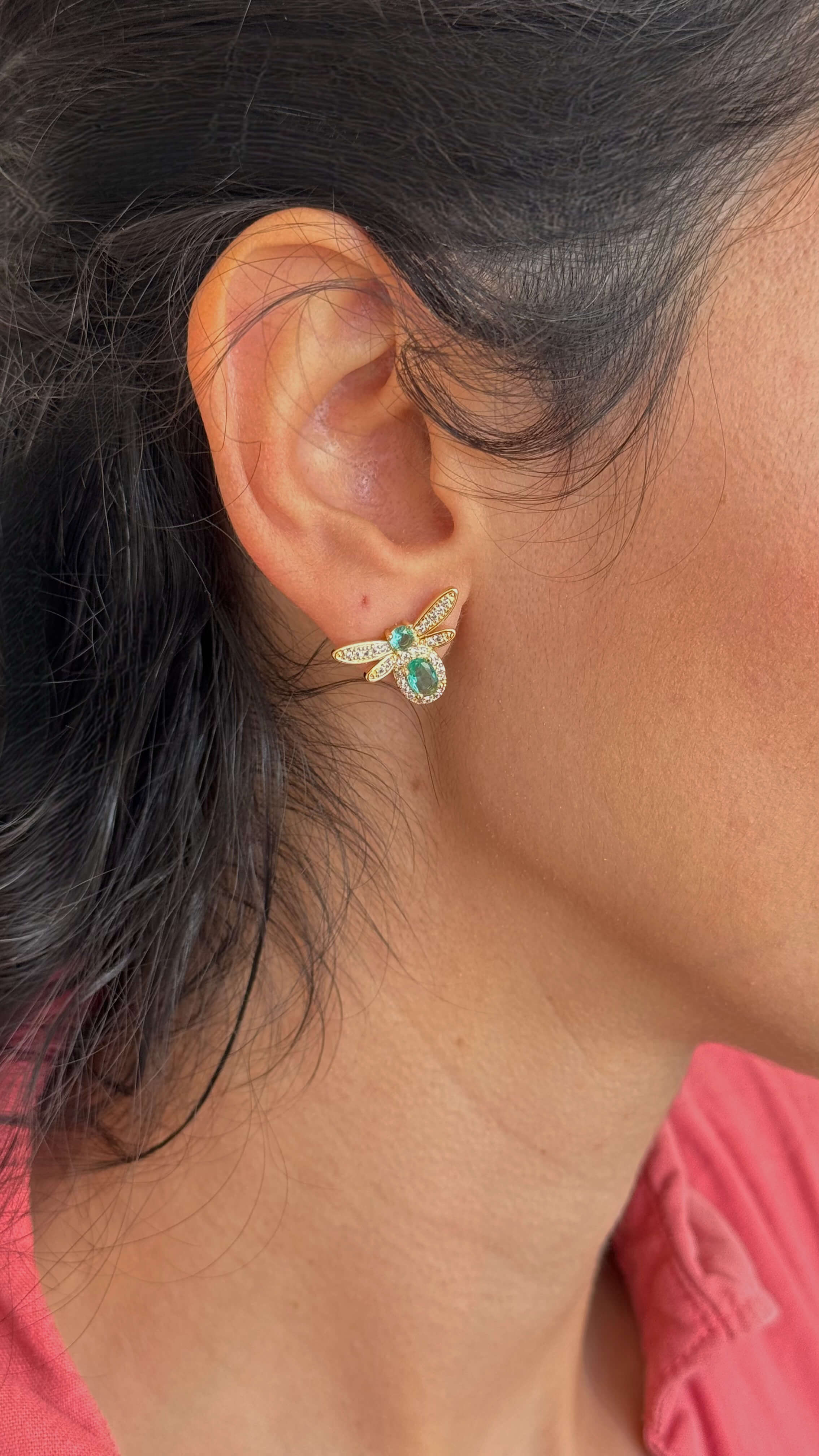 Brinco Abelha Pedra e Zircônias Ouro