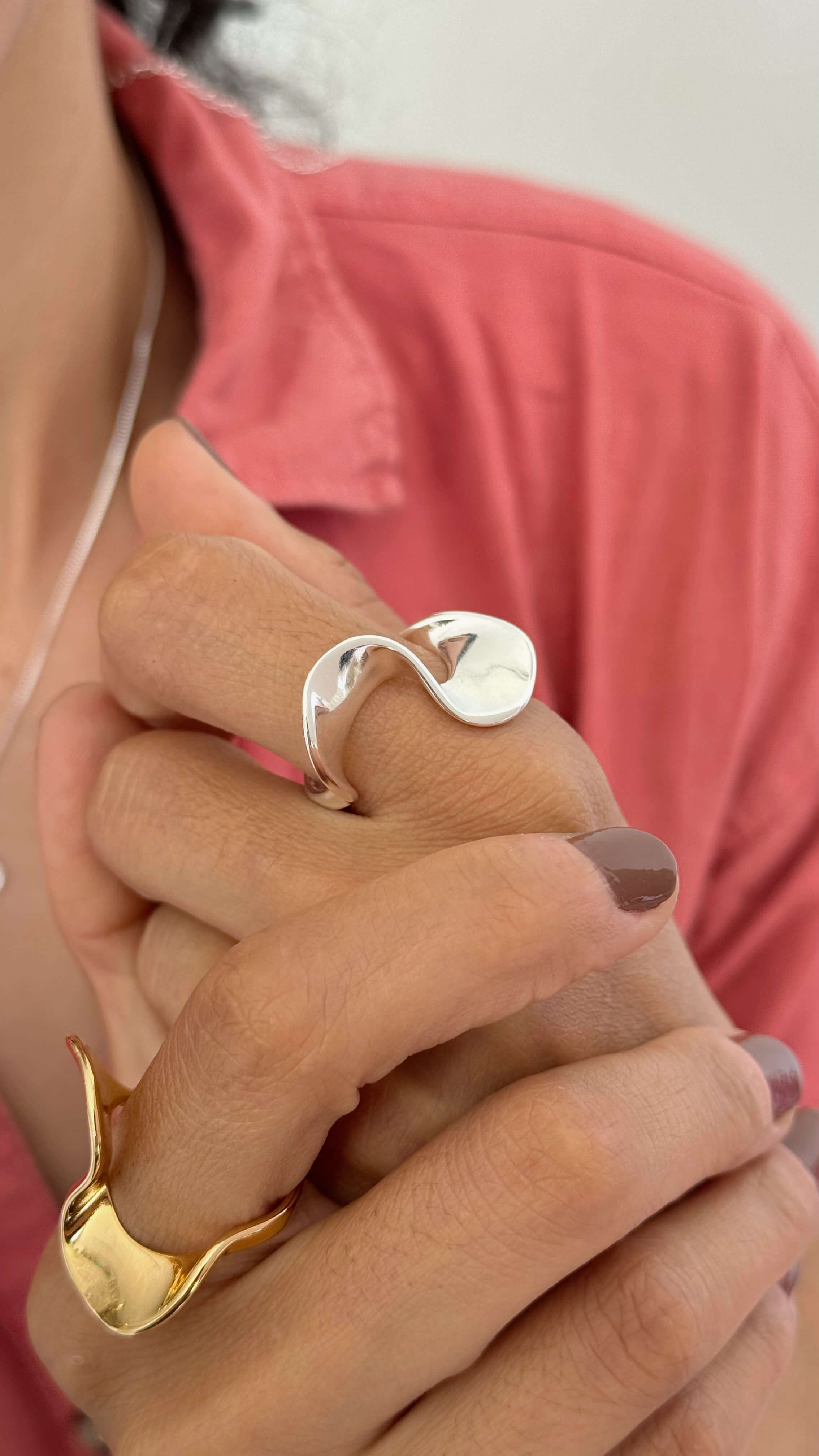 Anel Curva Abstrato Prata - TAM 22