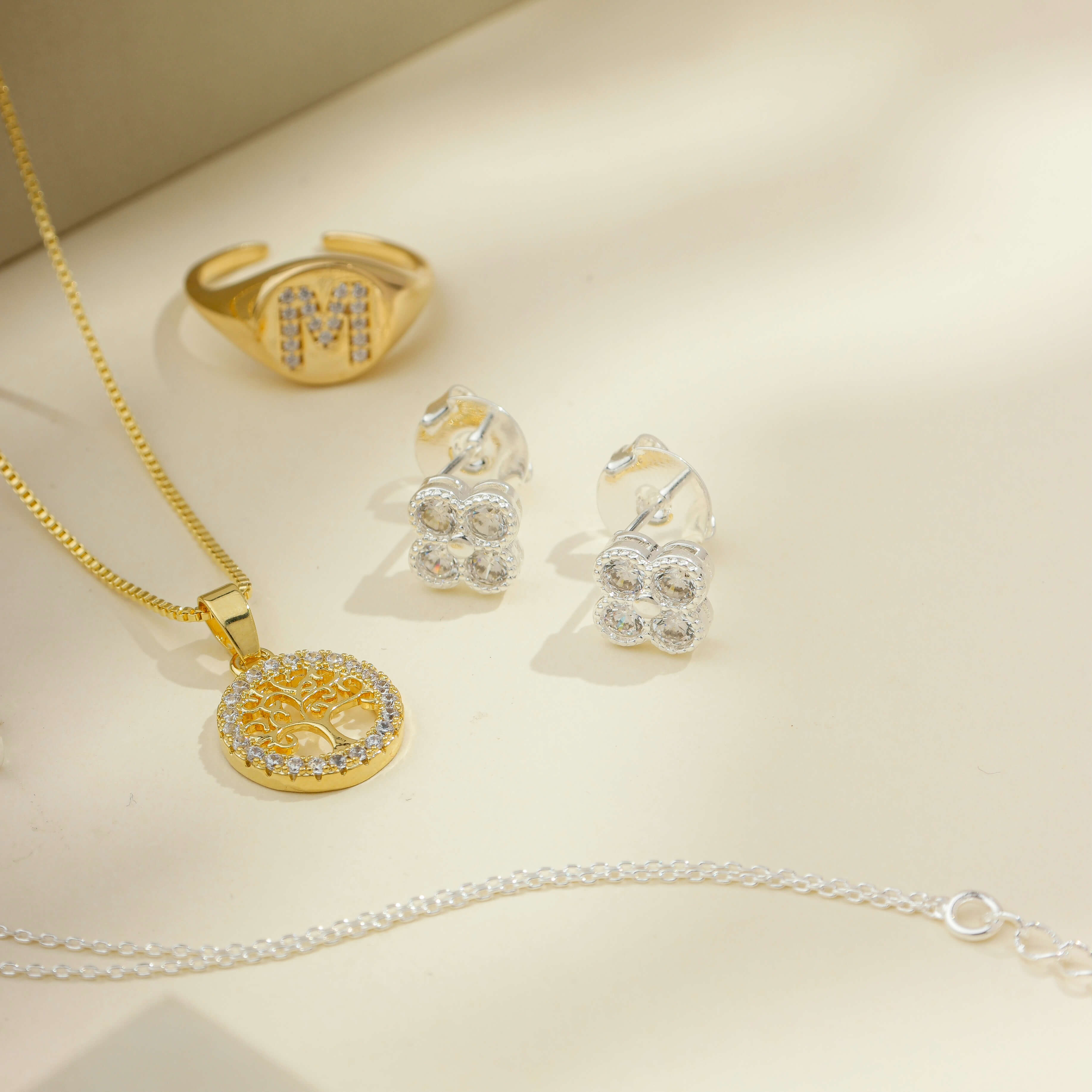 Brinco Trevo Cravejado Prata