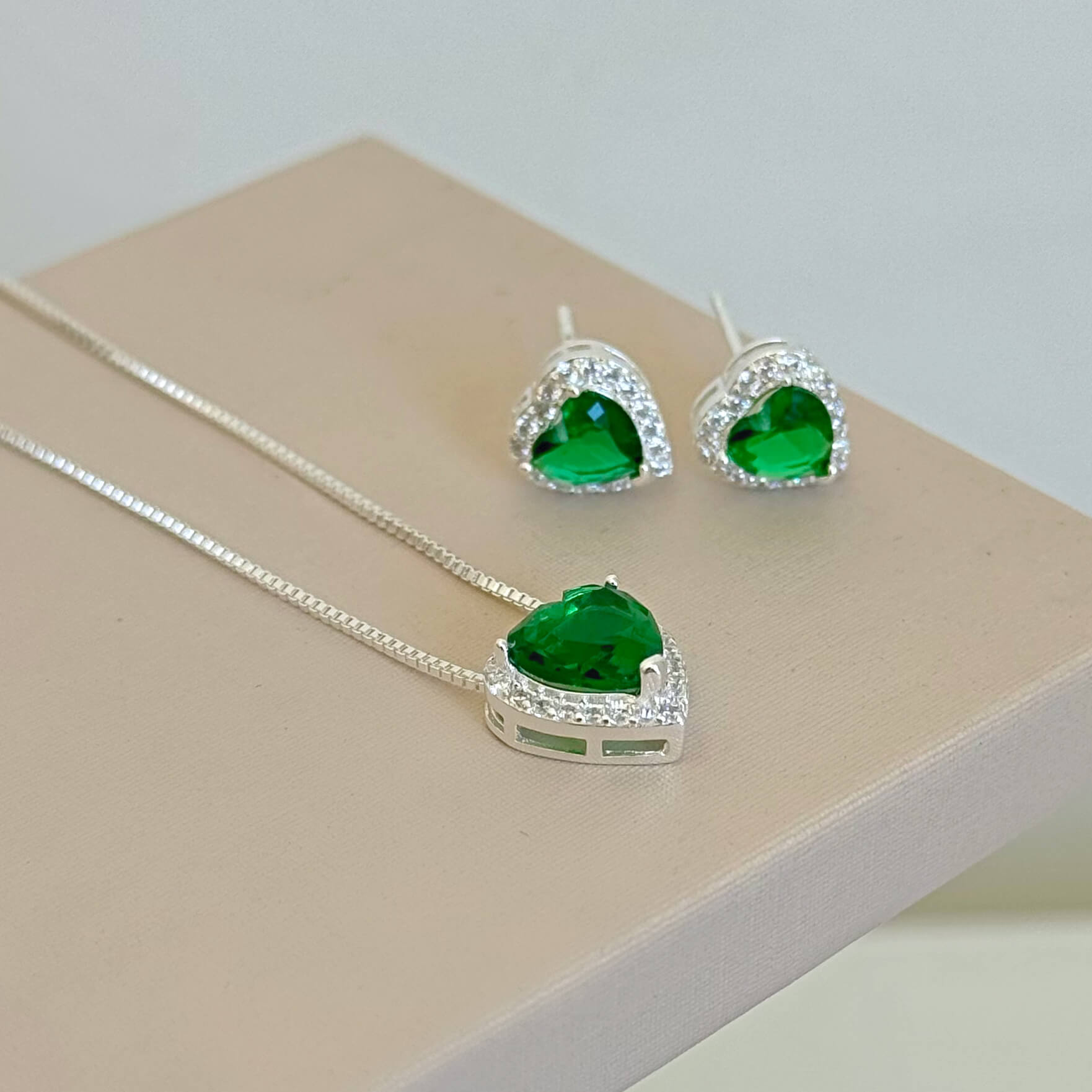 Brinco Coração Verde Zircônias Prata