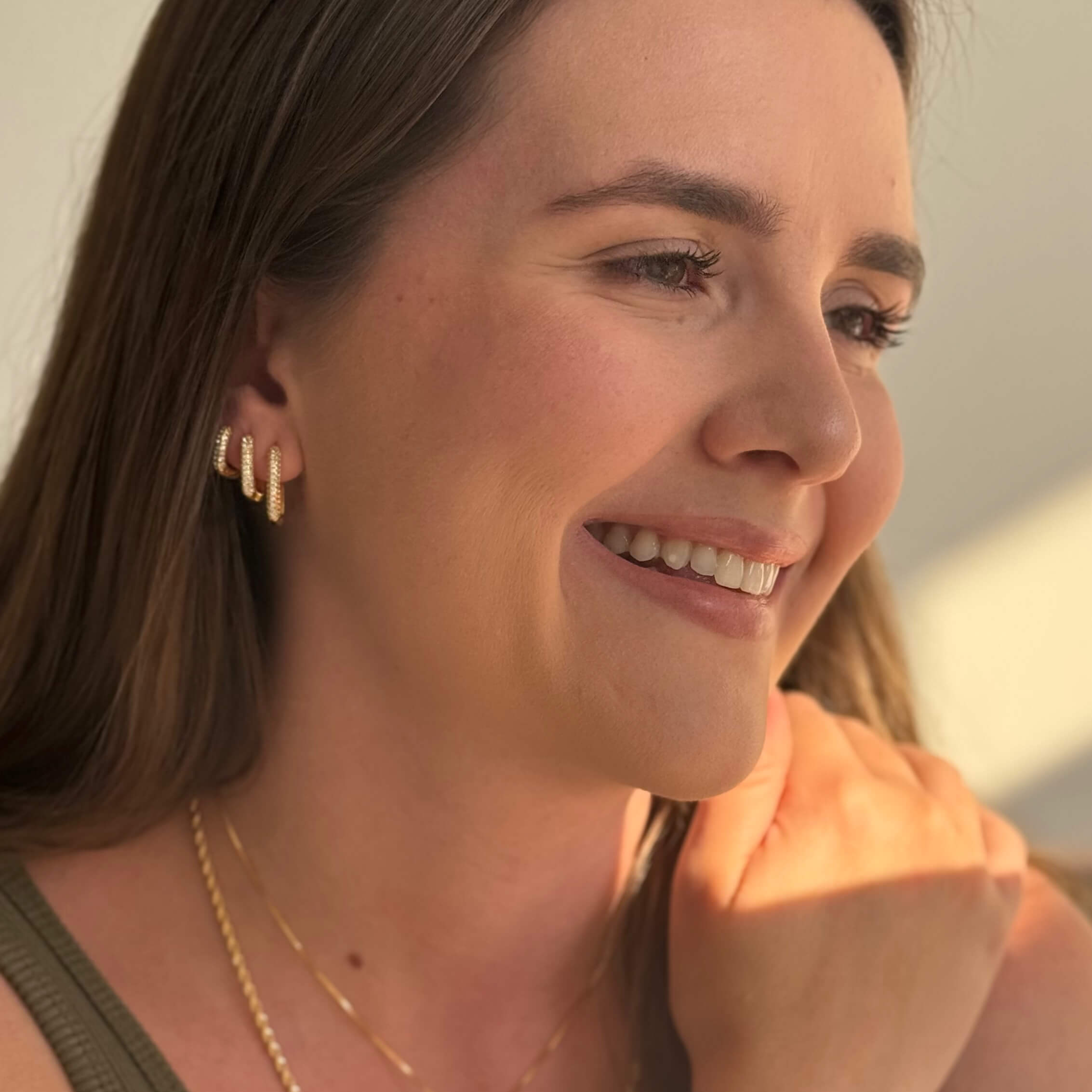 Brinco Argola Retangular G Cravejado Ouro