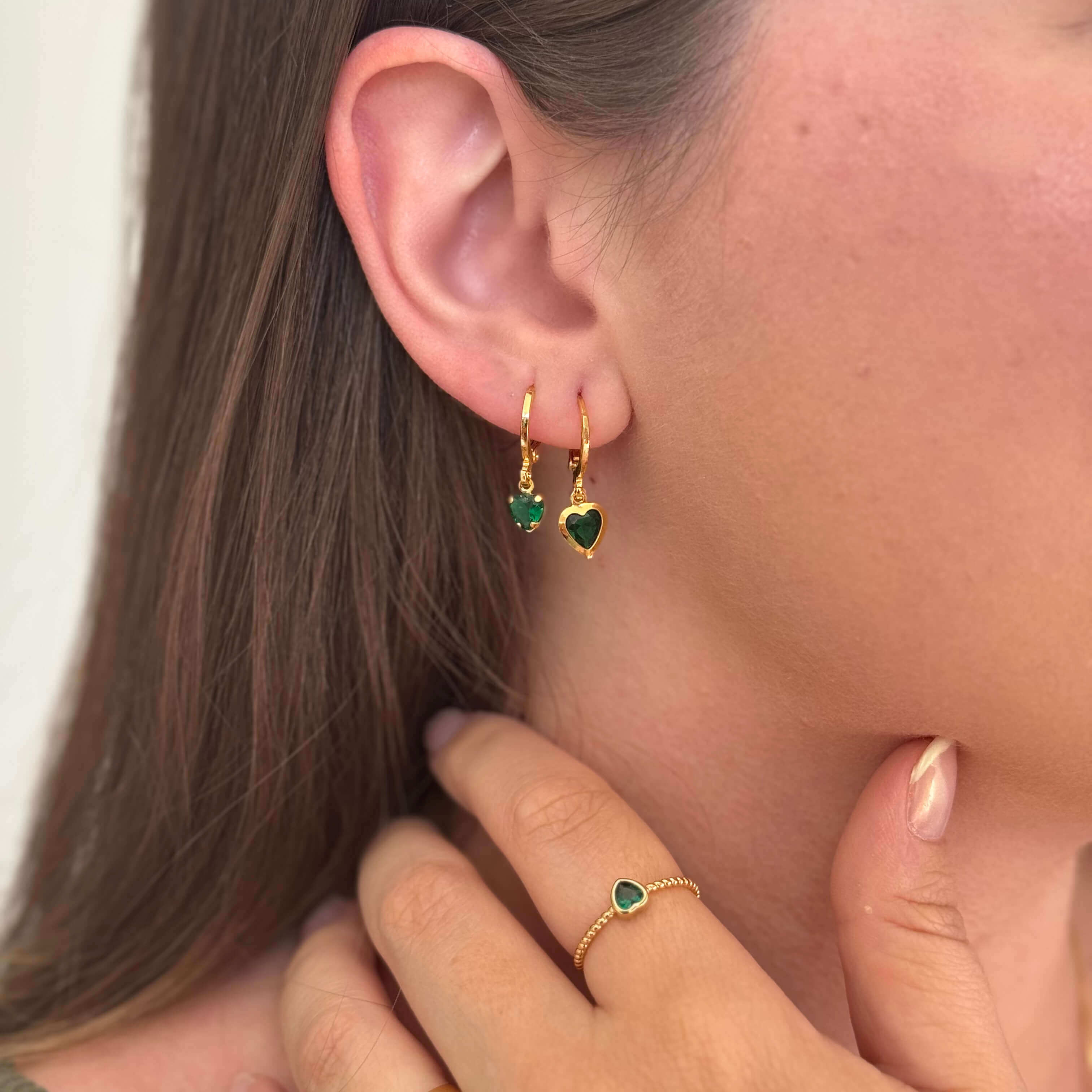 Anel Coração Cristal Verde Ouro