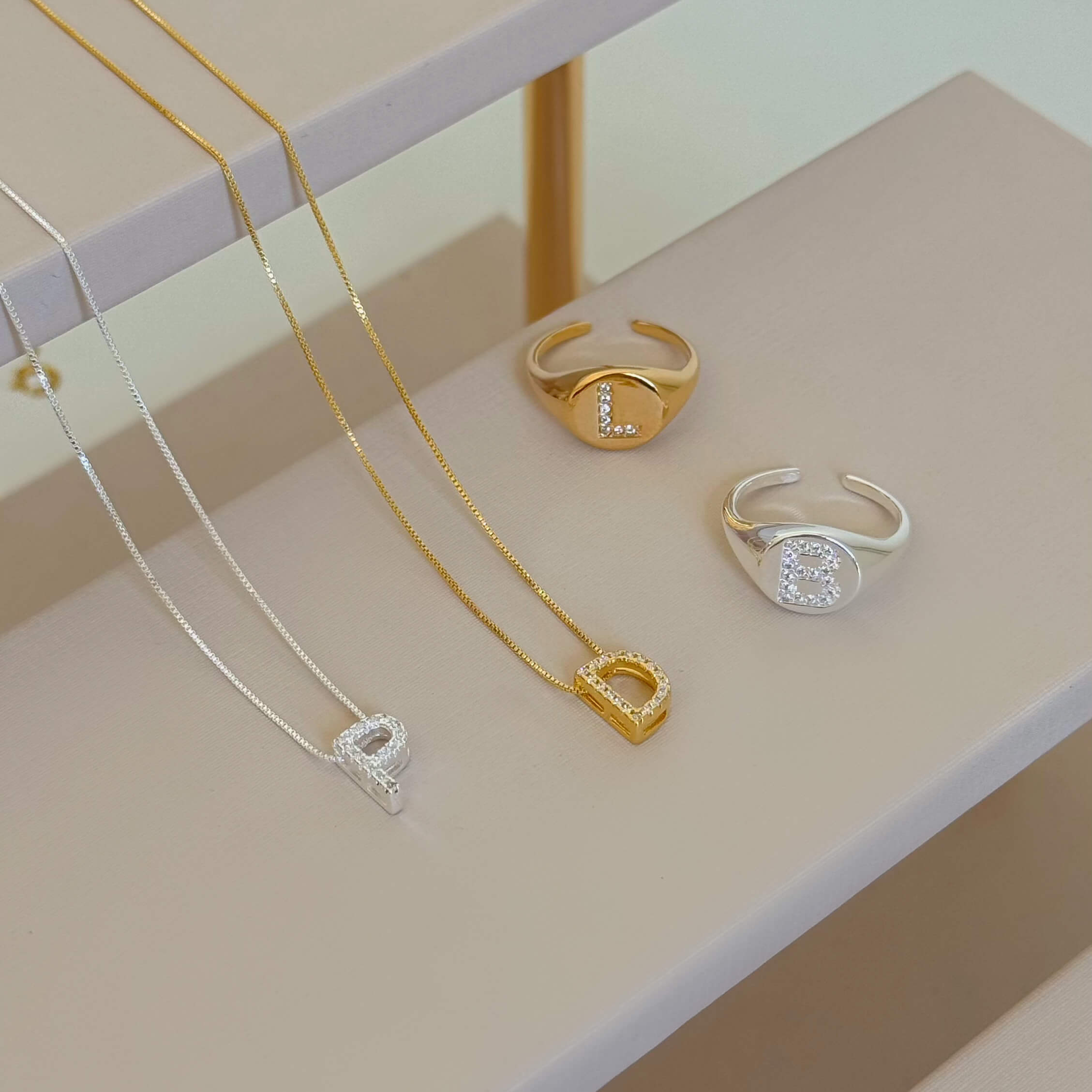 Colar Pingente Letra Cravejado Ouro