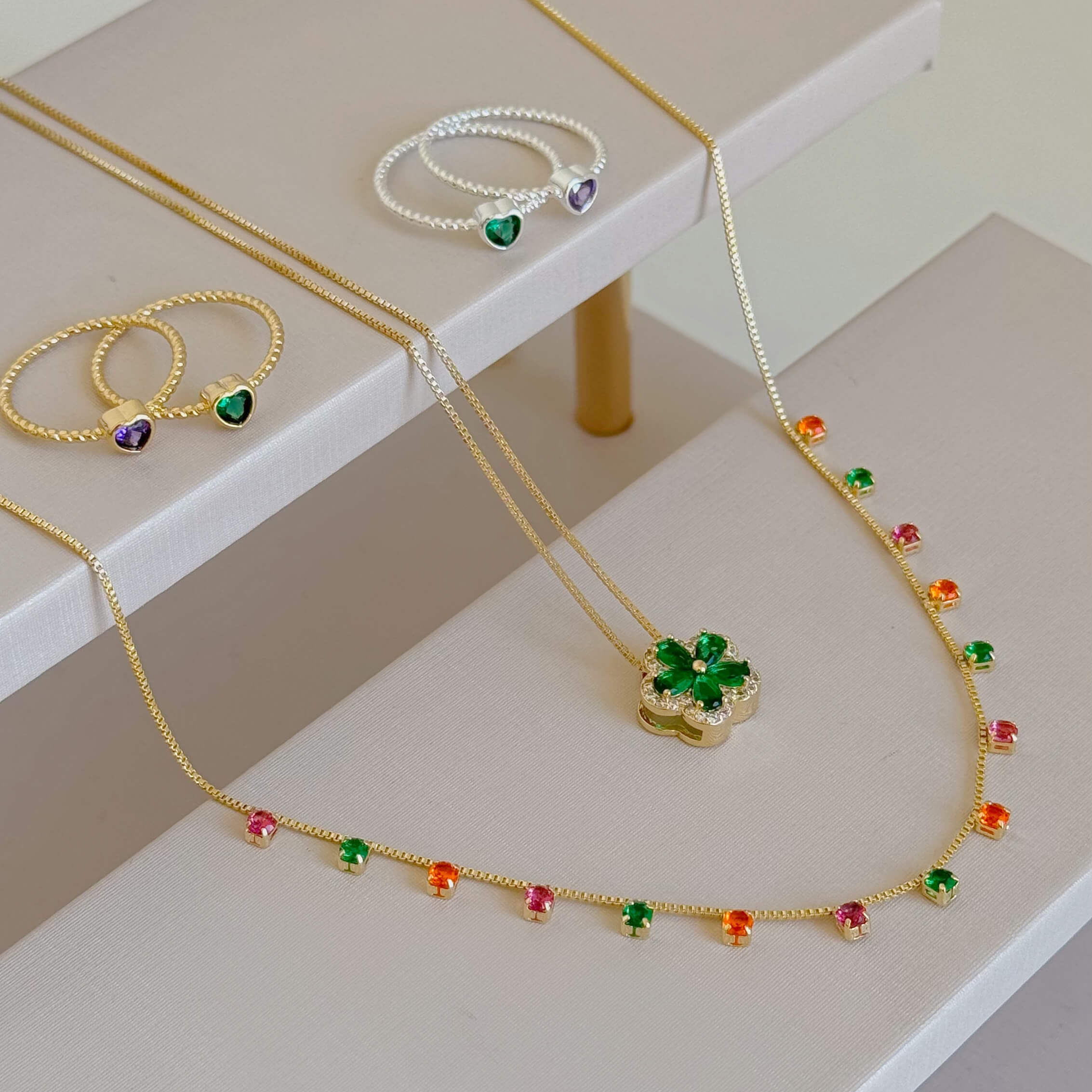 Colar Pedras Coloridas Ouro