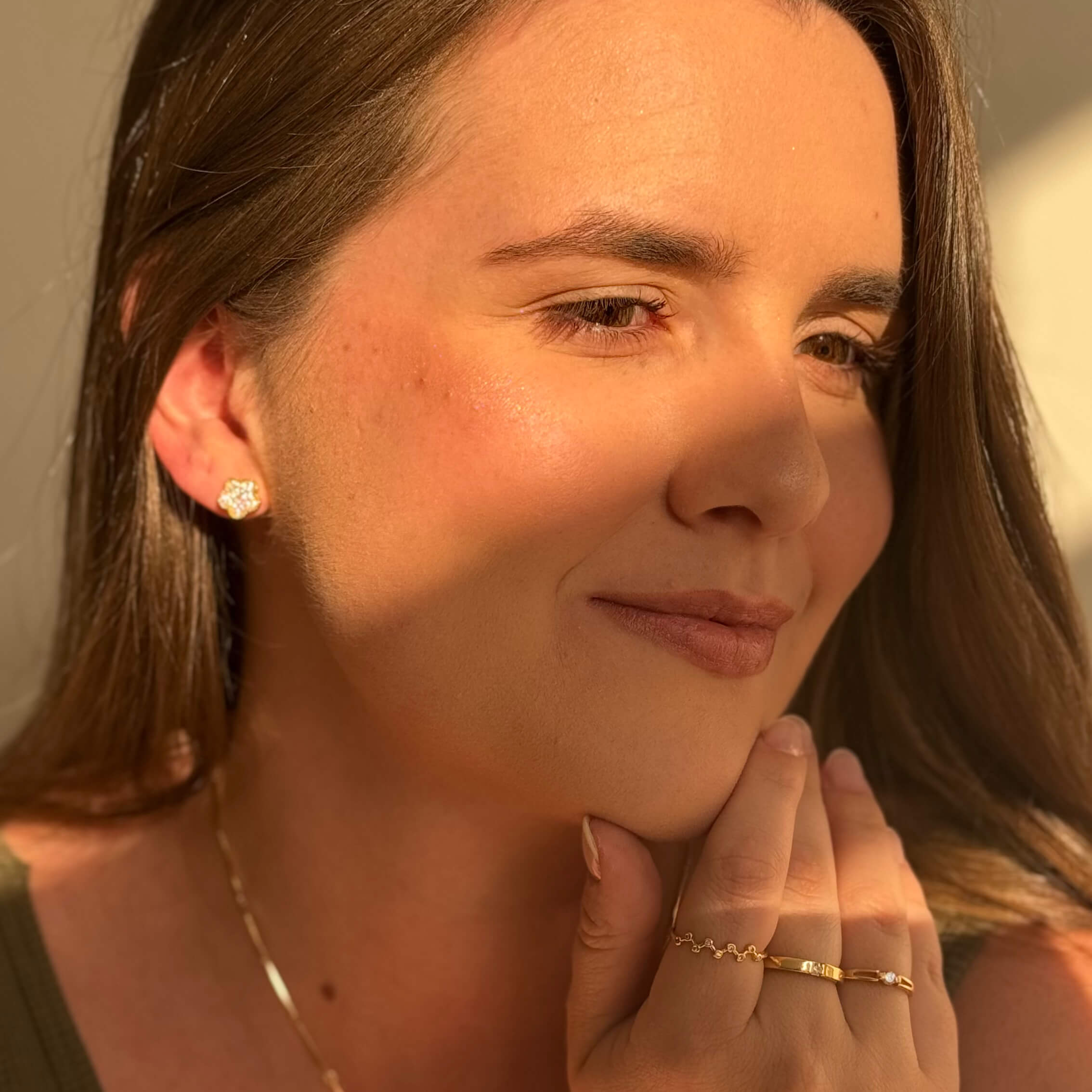 Brinco Botão de Flor Cravejado Ouro