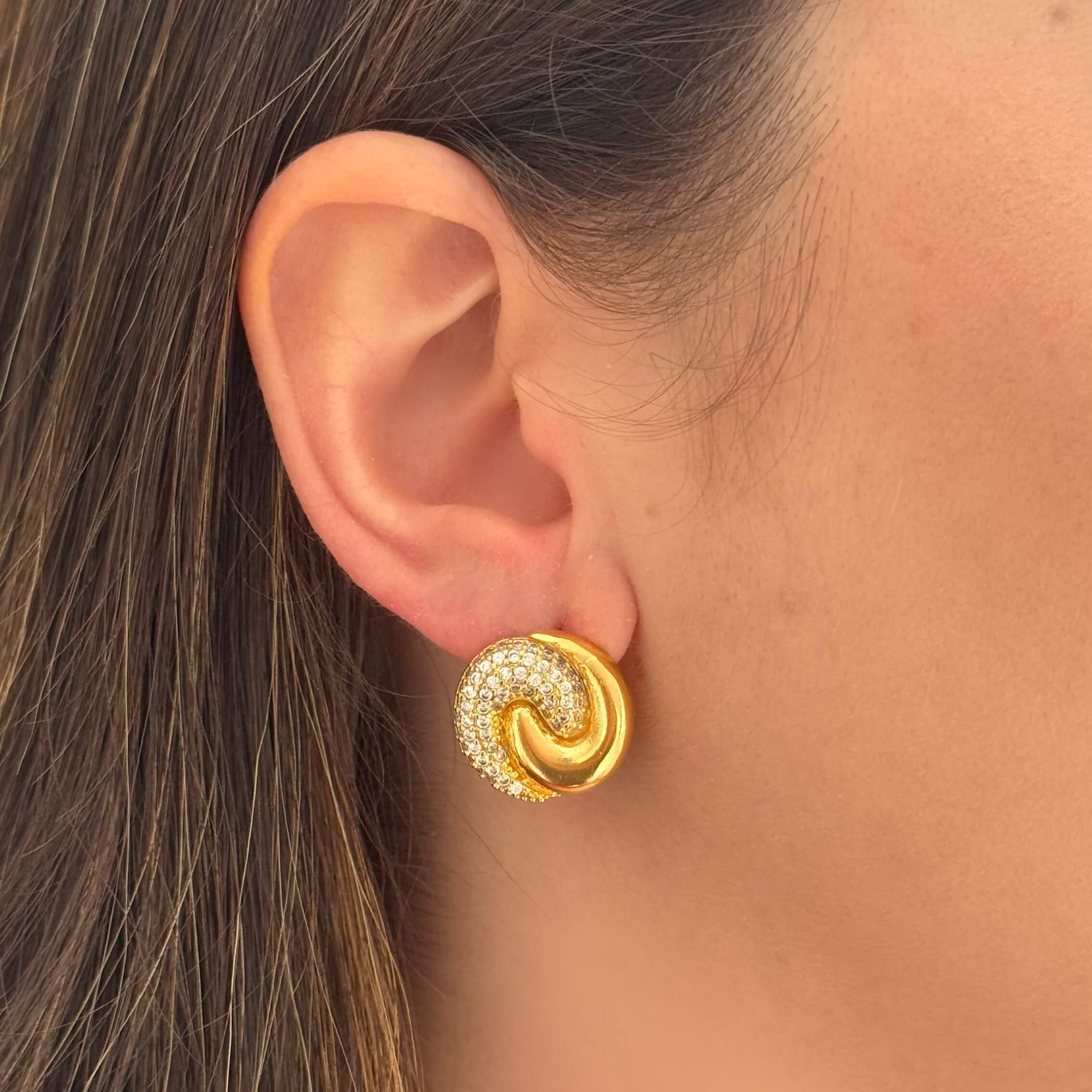 Brinco Voluta Zircônias Ouro