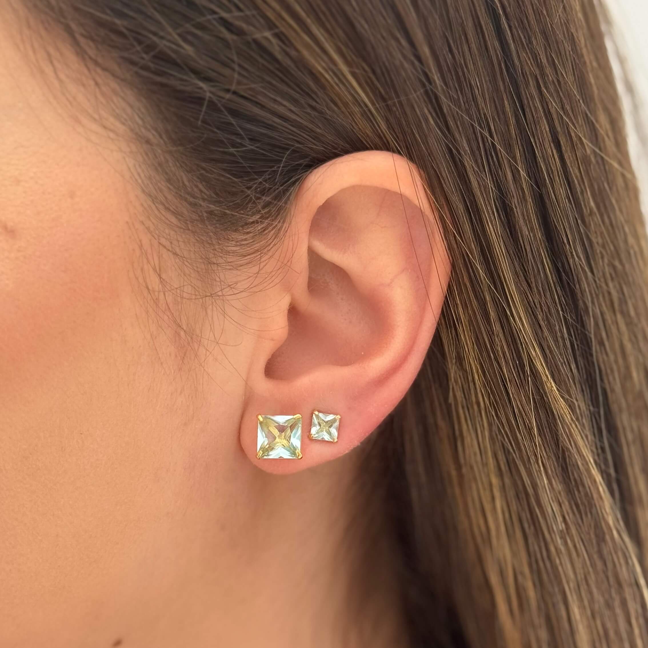 Brinco Ponto de Luz Azul Quadrado G Ouro