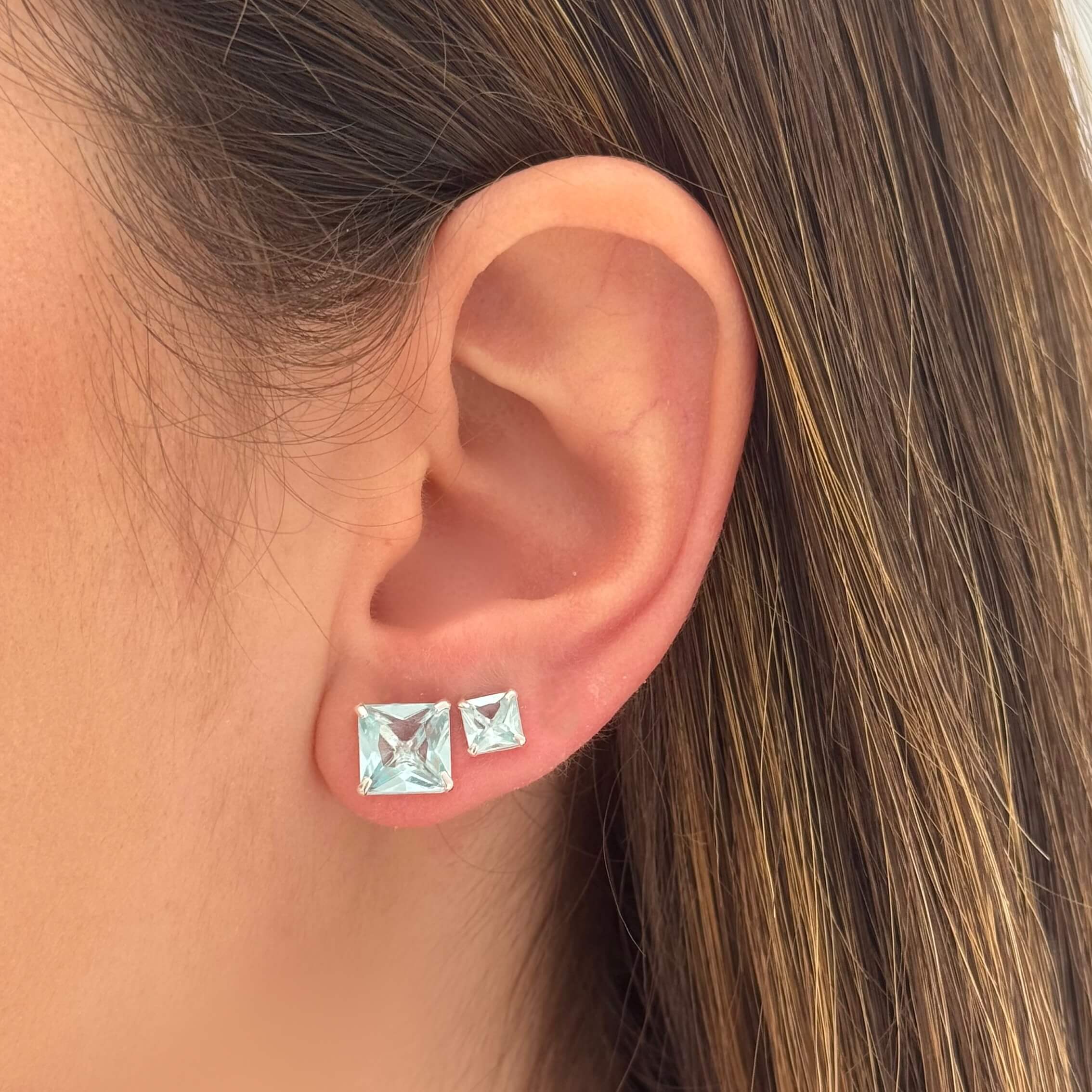 Brinco Ponto de Luz Azul Quadrado M Prata