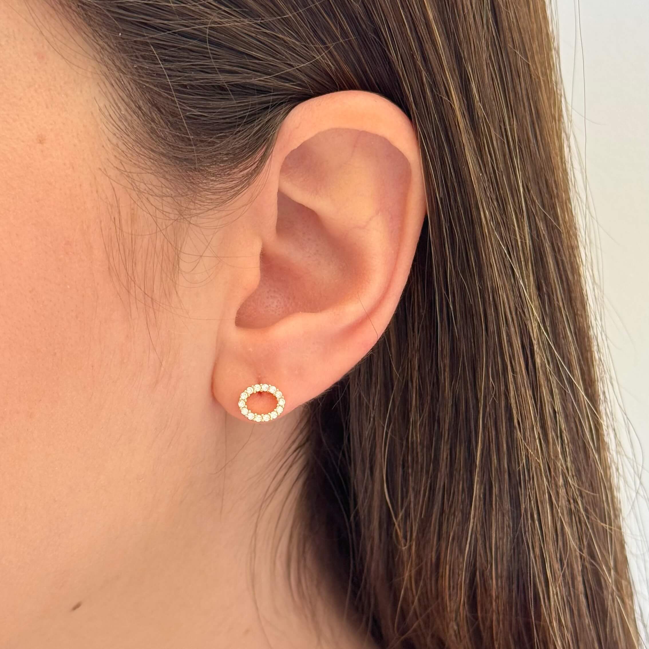 Brinco Círculo Oval Cravejado Ouro