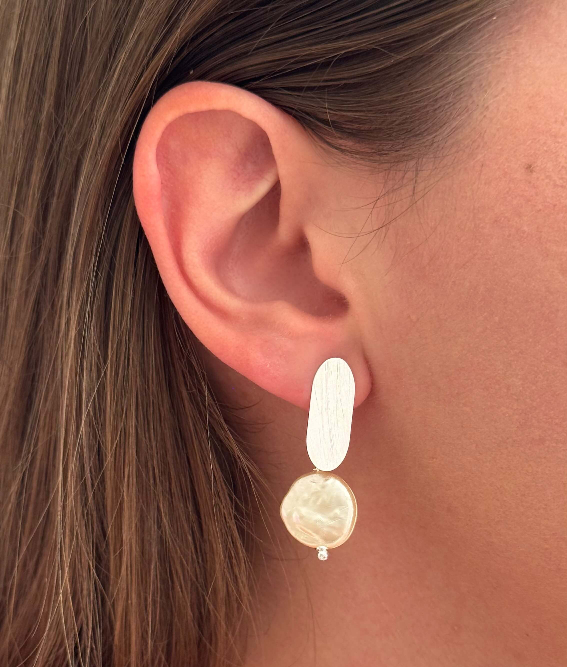 Brinco Chapa Lisa e Pérola Detalhada Ouro