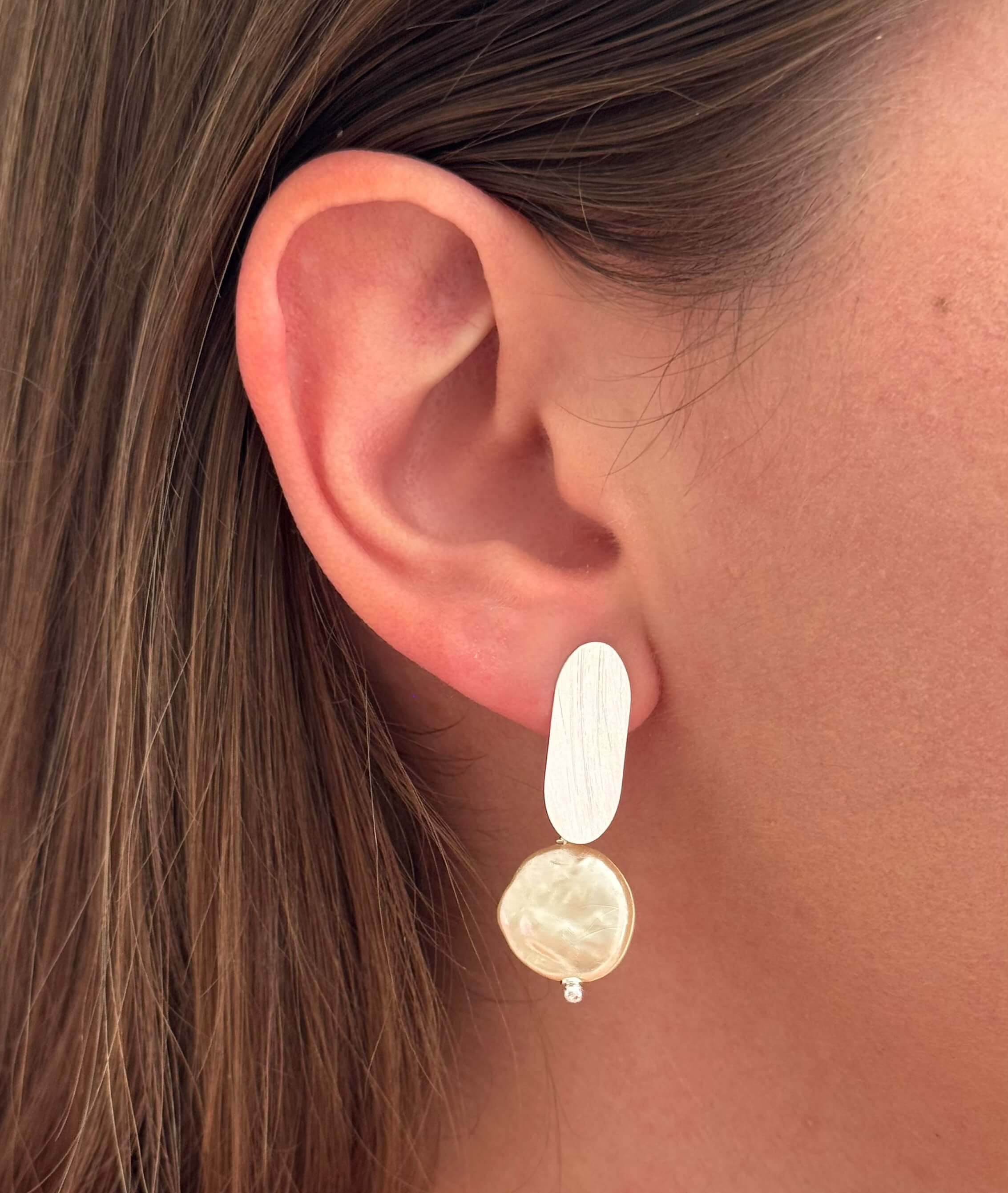 Brinco Chapa Lisa e Pérola Detalhada Prata