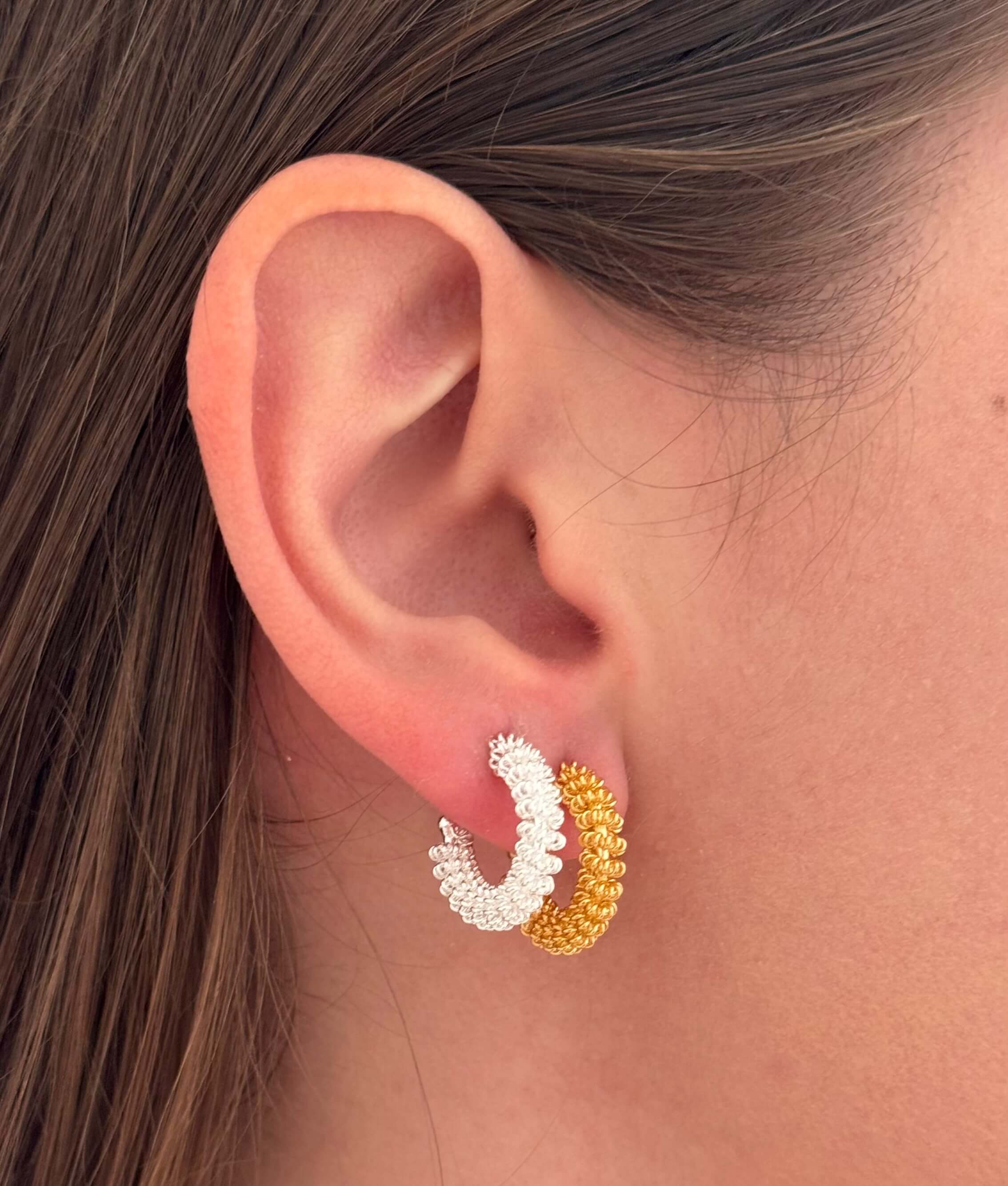 Brinco Argola Texturizada Detalhes Ouro