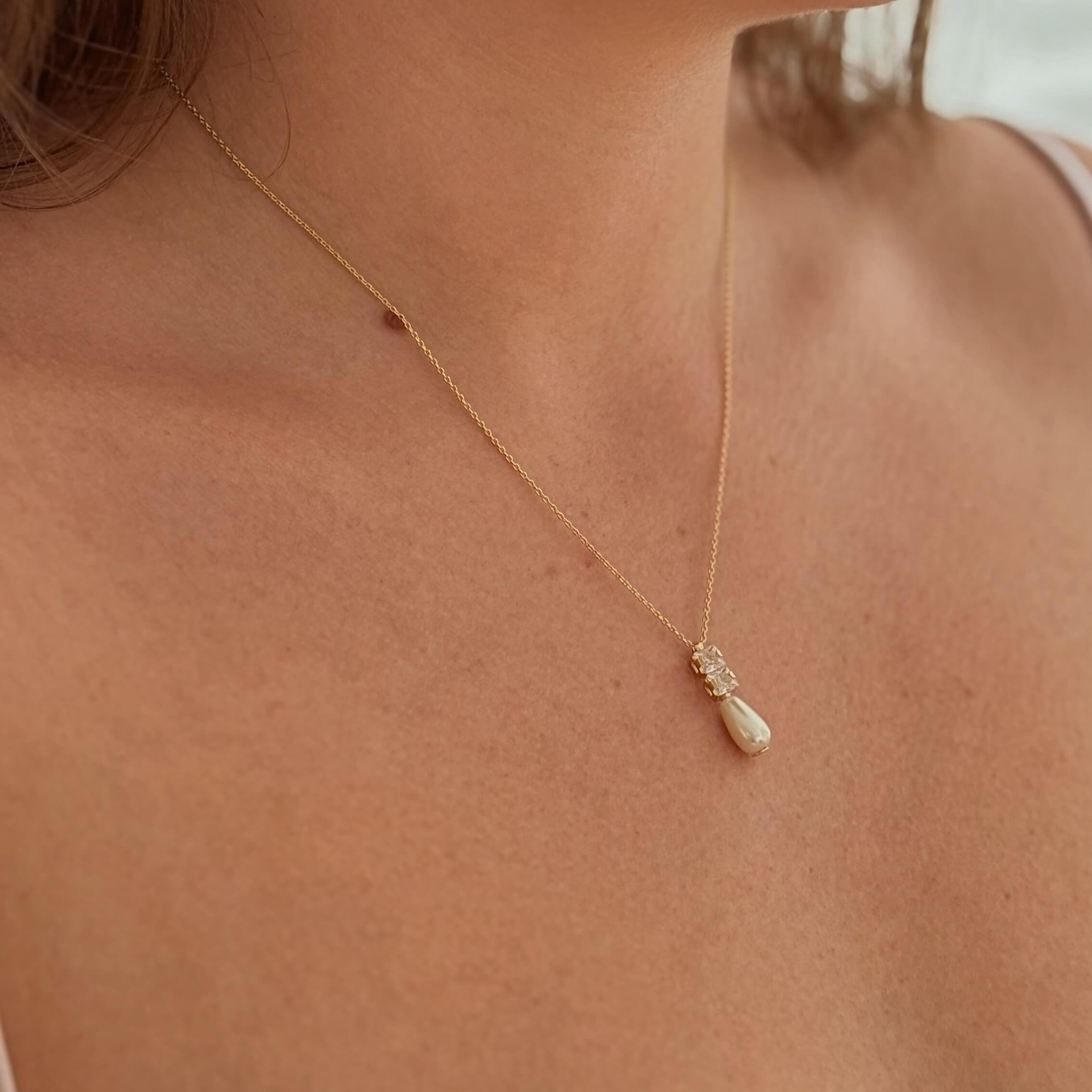 Colar Dois Pontos de Luz com Pérola Oval Ouro