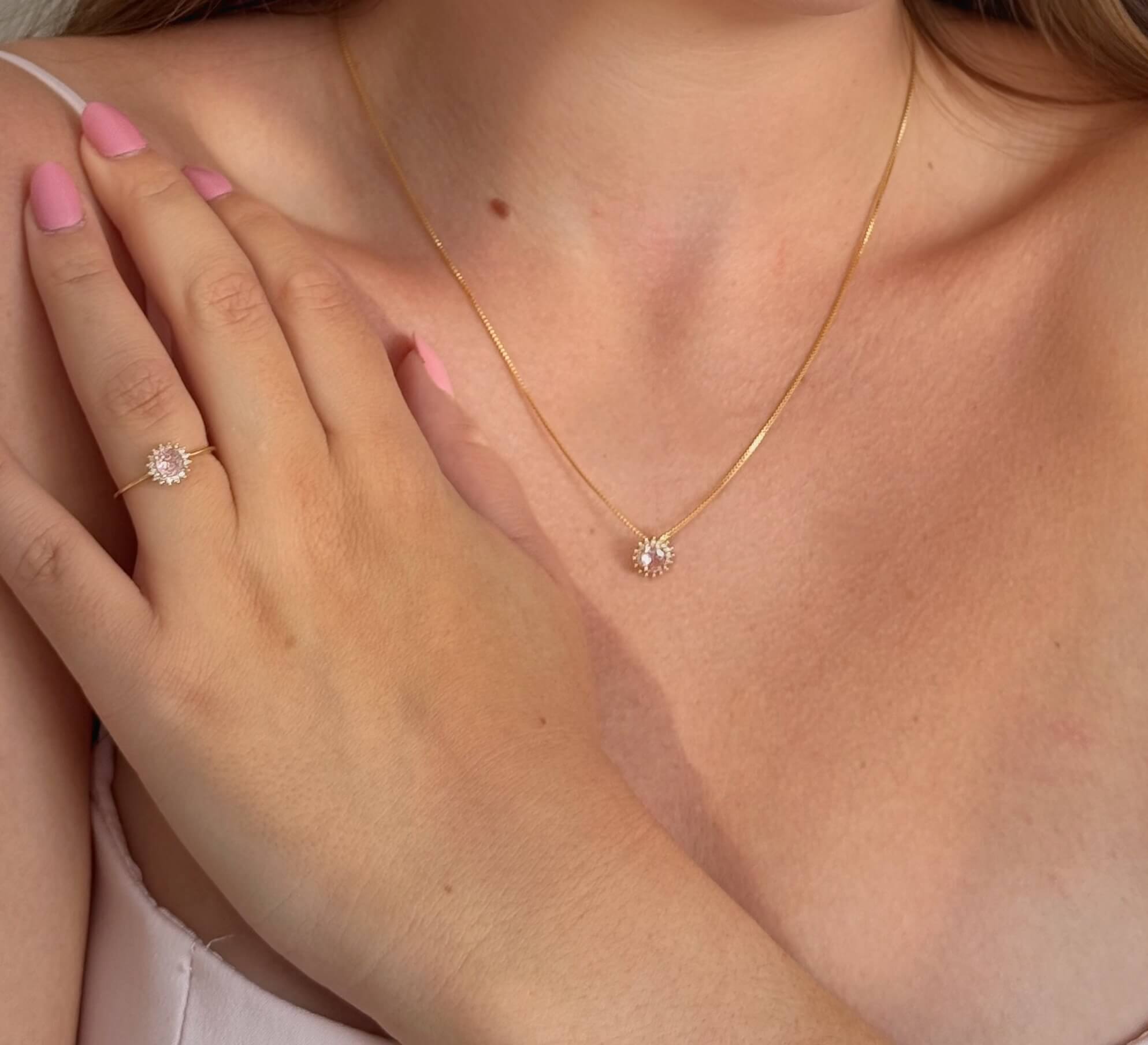 Anel Pedra Redonda Rosa e Zircônias Ouro