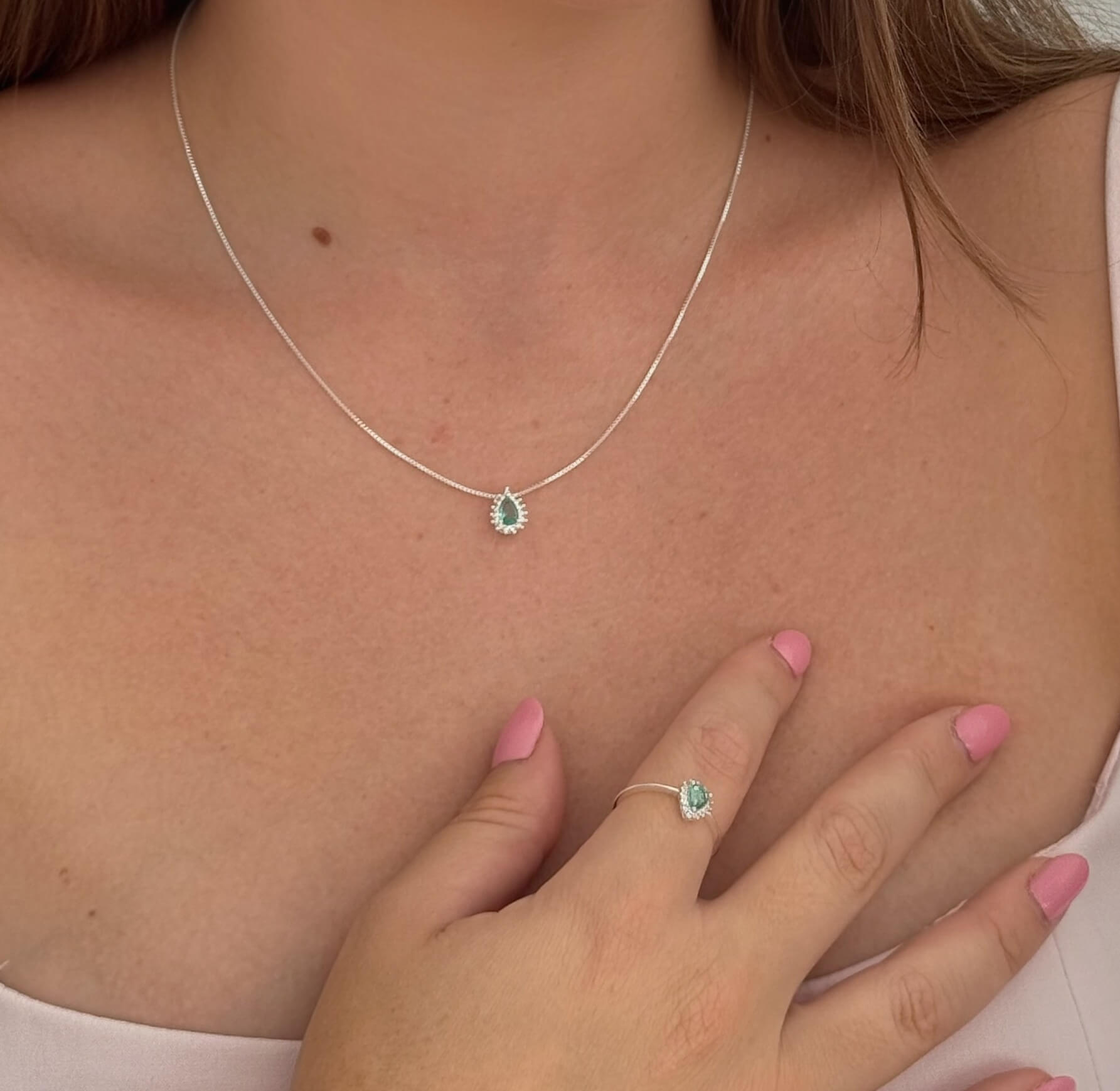 Anel Gota Pedra Verde e Zircônias Prata