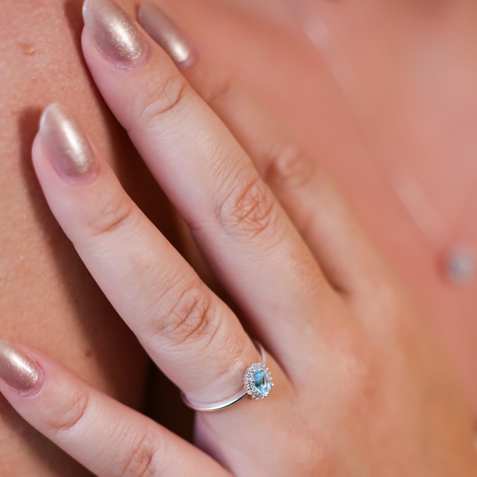 Anel Oval Pedra Azul e Zircônias Prata